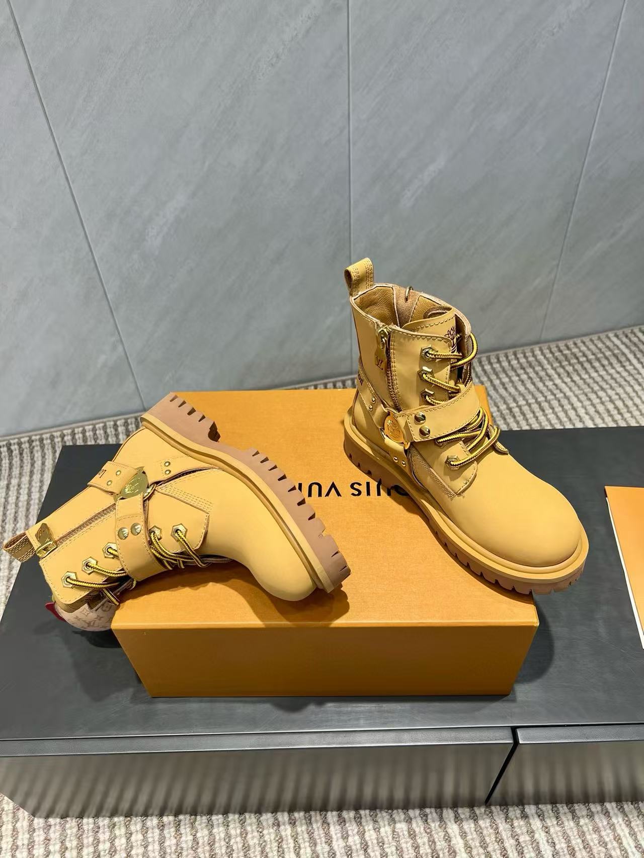 LVの高品質レザーアンクルブーツ【50％割引+送料無料】