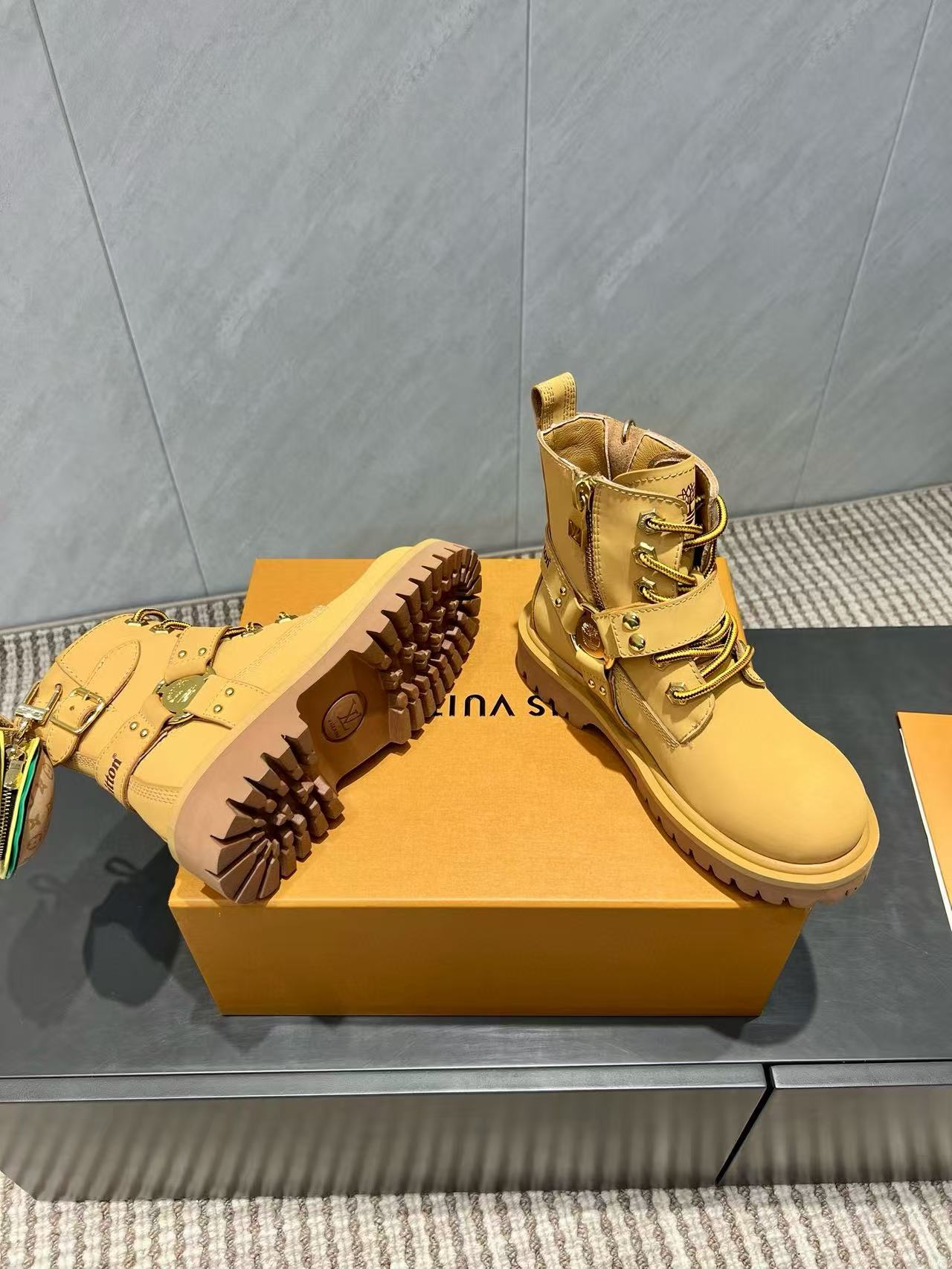 LVの高品質レザーアンクルブーツ【50％割引+送料無料】