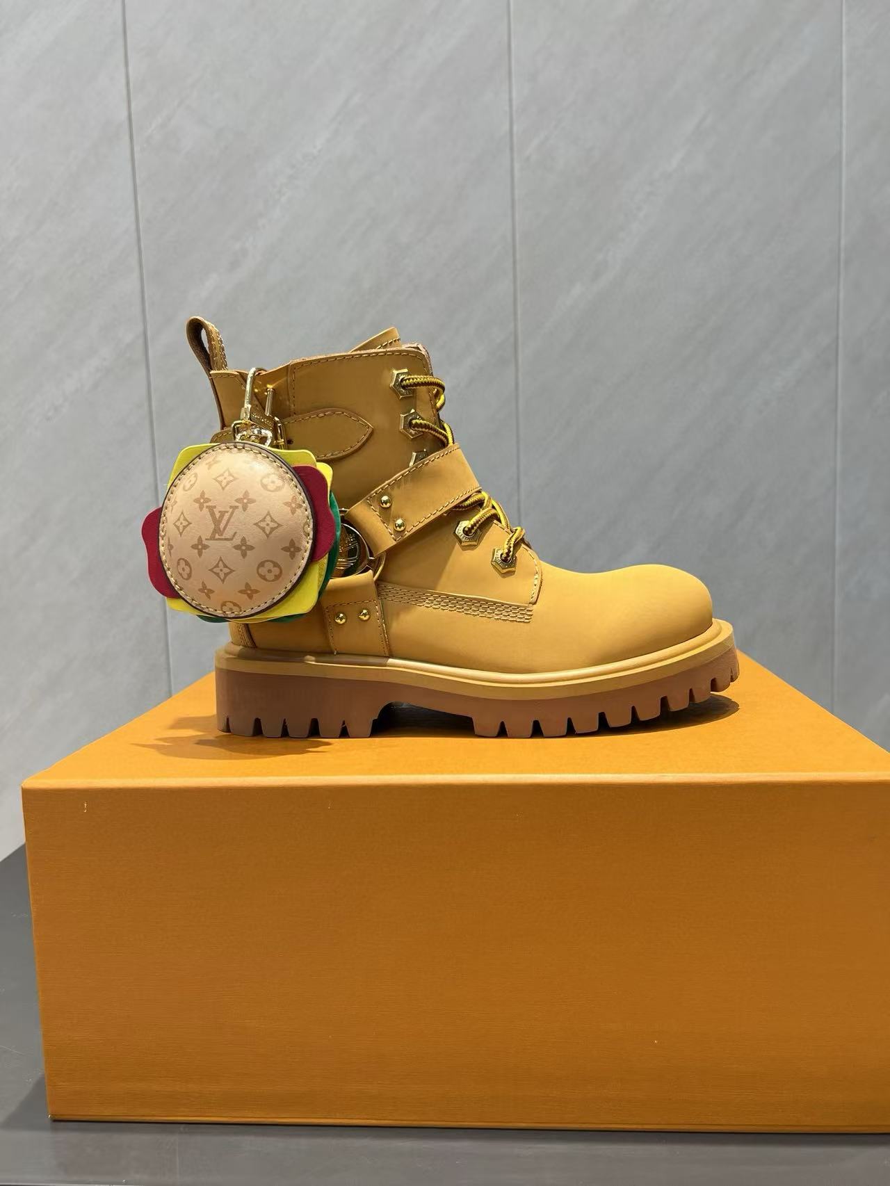 LVの高品質レザーアンクルブーツ【50％割引+送料無料】