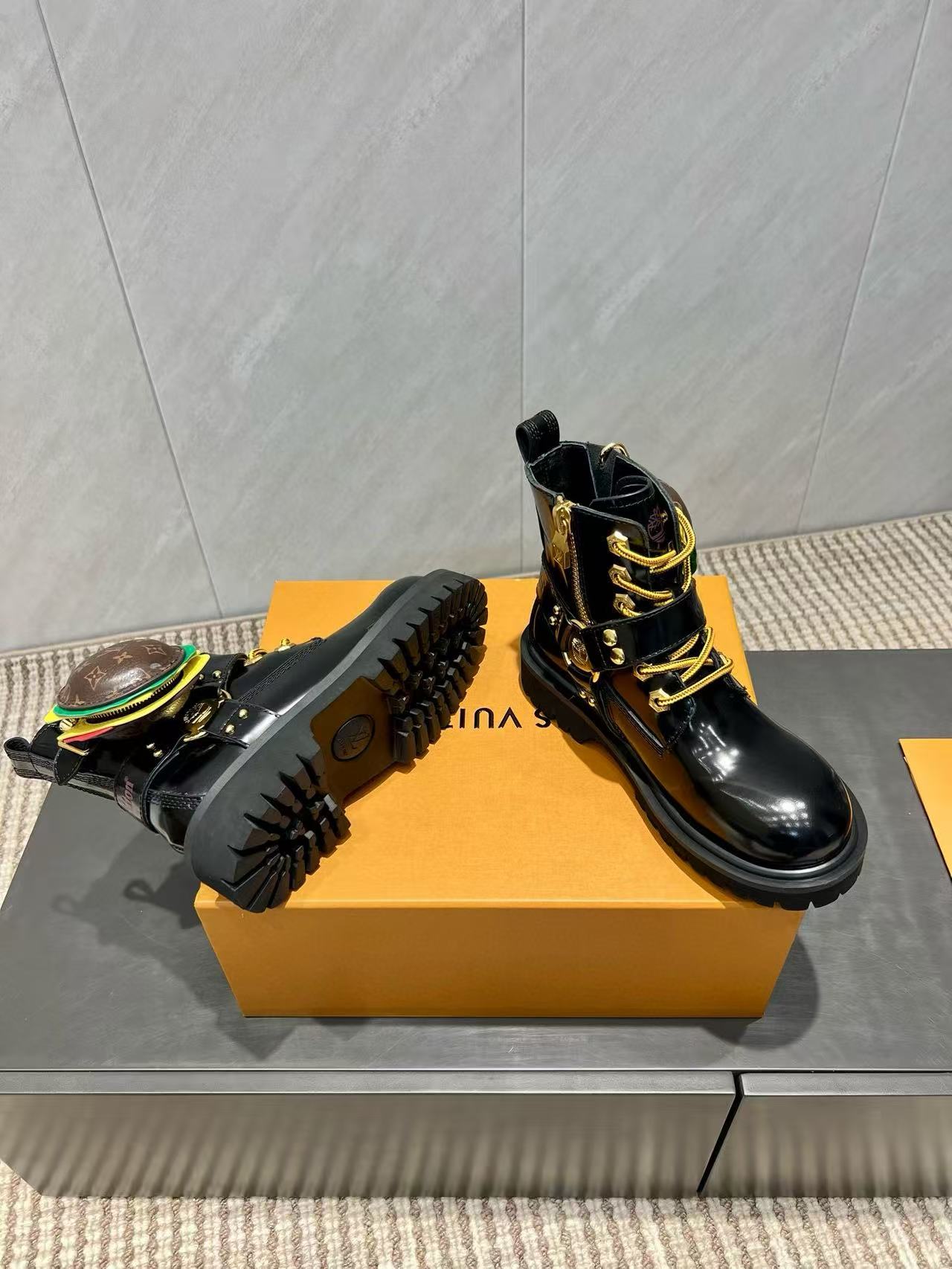 LVの高品質レザーアンクルブーツ【50％割引+送料無料】