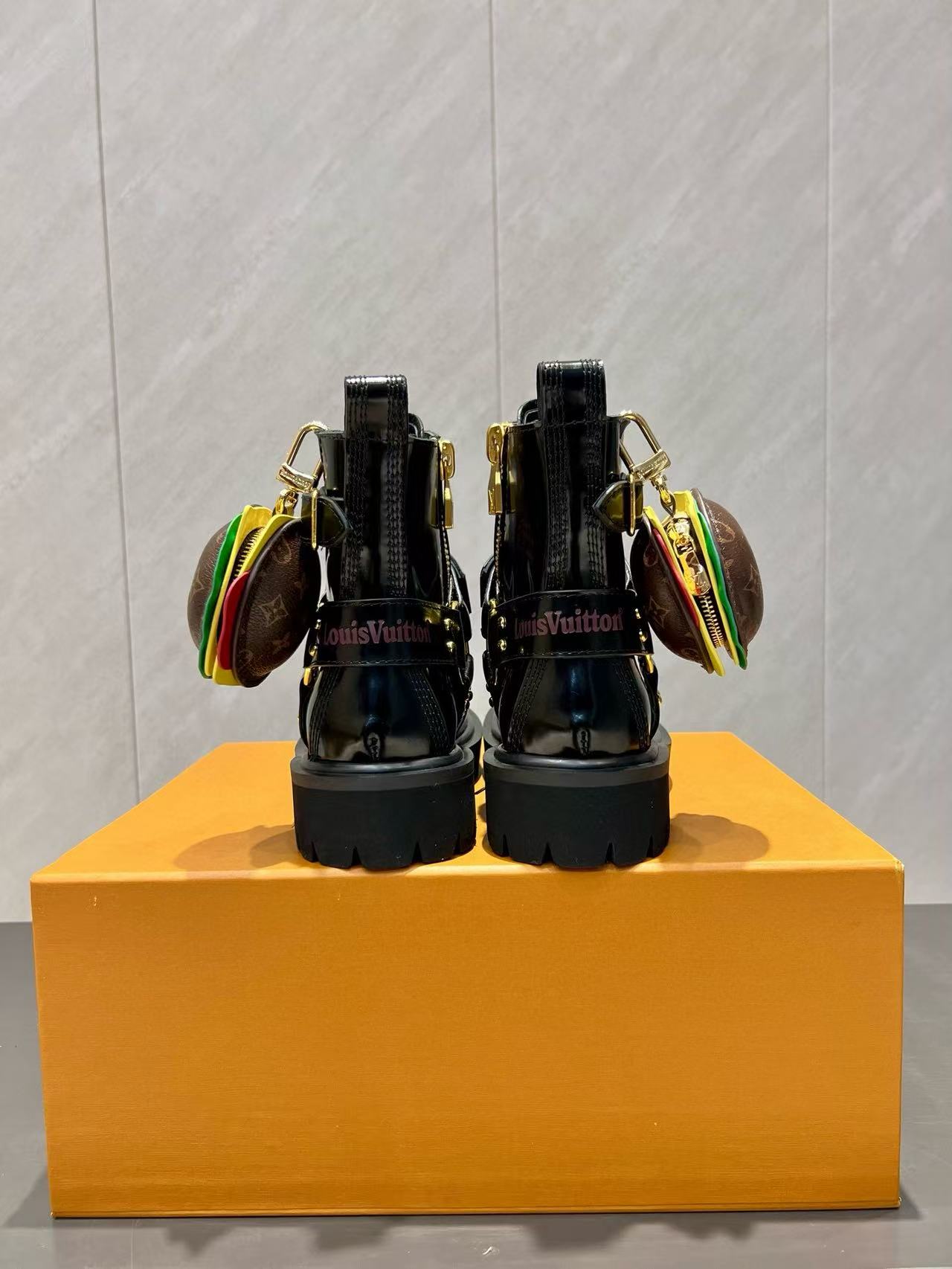 LVの高品質レザーアンクルブーツ【50％割引+送料無料】