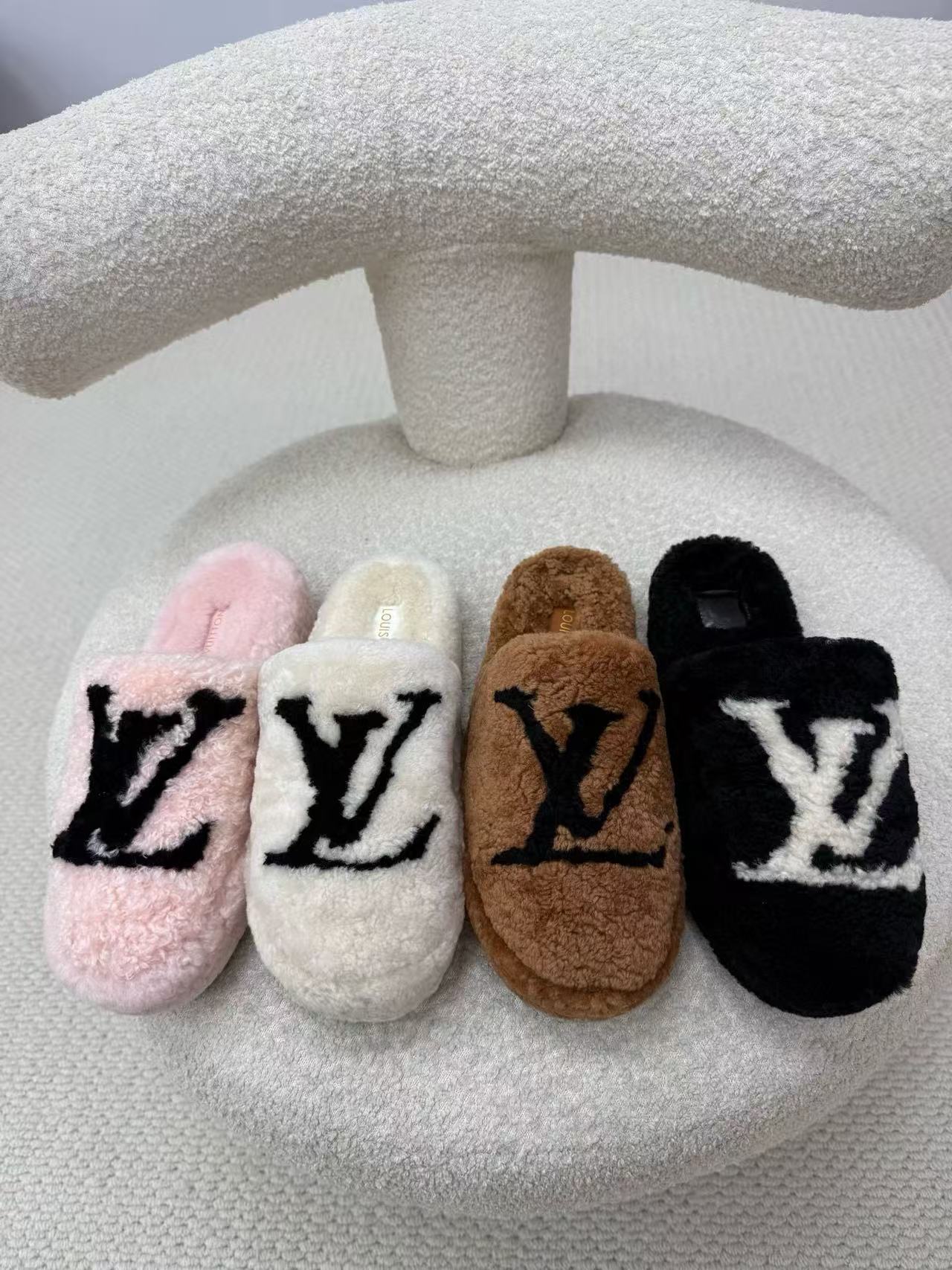 LVの高品質ラムウールスリッパ【50％割引+送料無料】