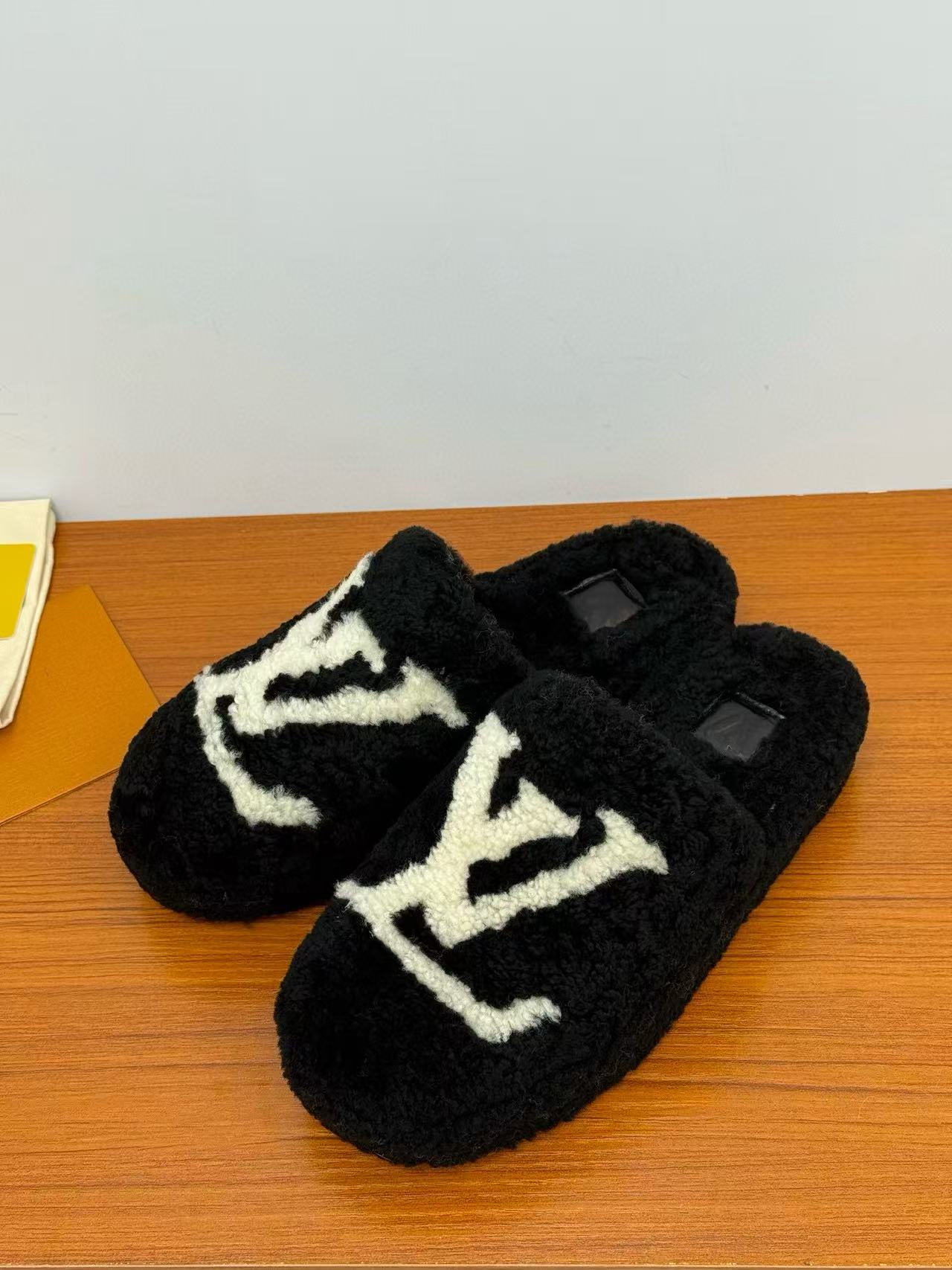 LVの高品質ラムウールスリッパ【50％割引+送料無料】