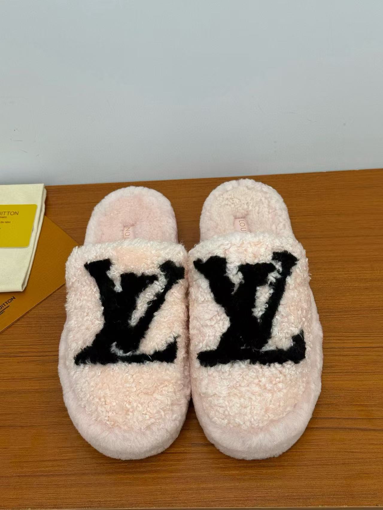 LVの高品質ラムウールスリッパ【50％割引+送料無料】