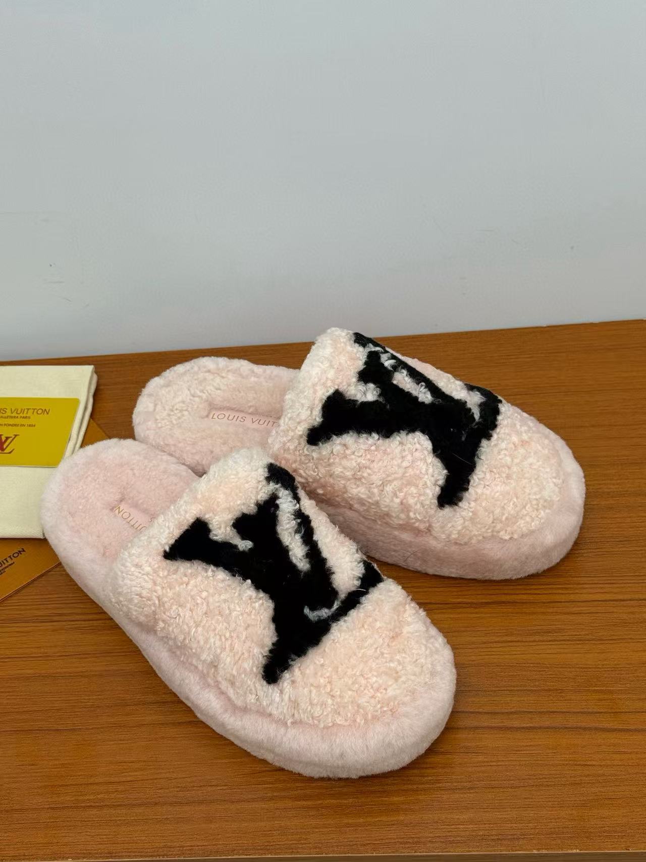 LVの高品質ラムウールスリッパ【50％割引+送料無料】