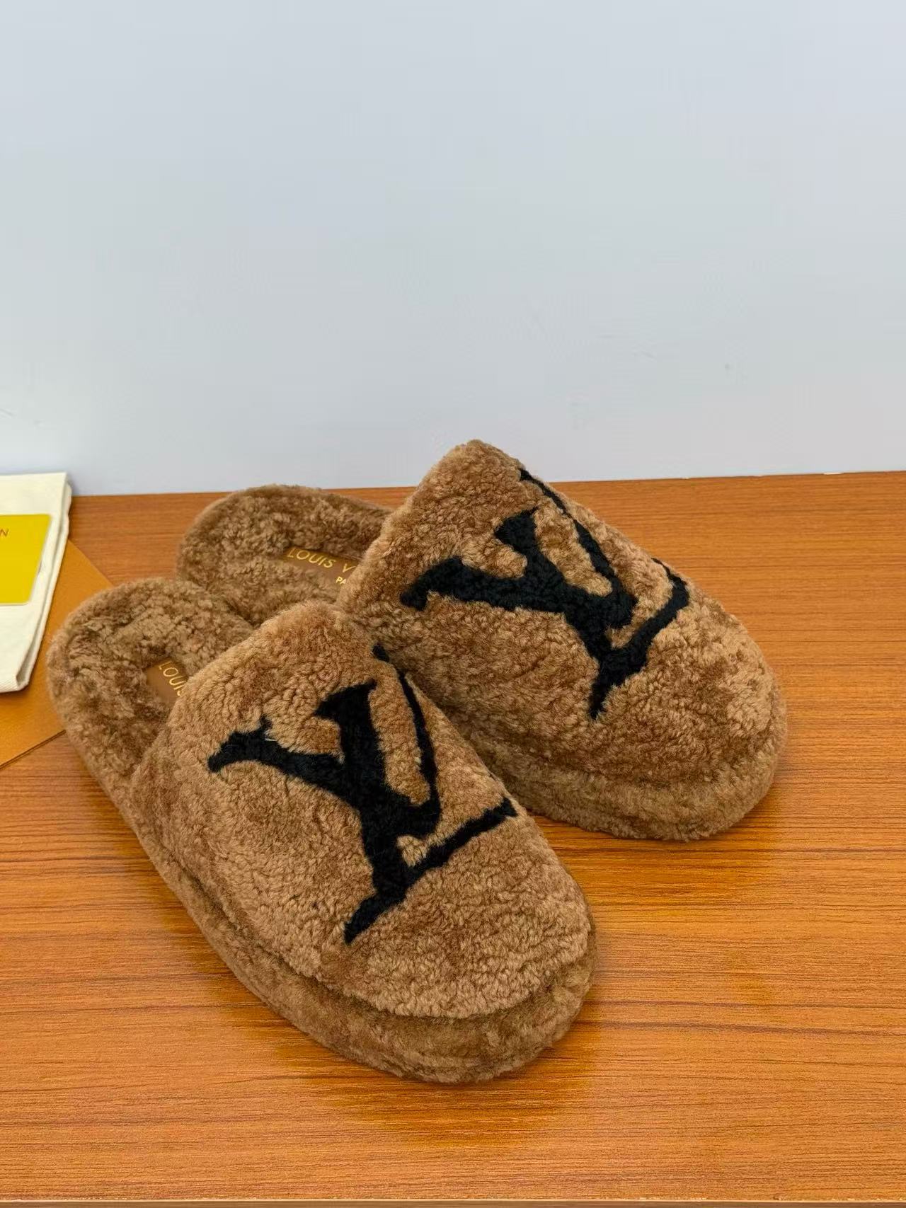 LVの高品質ラムウールスリッパ【50％割引+送料無料】