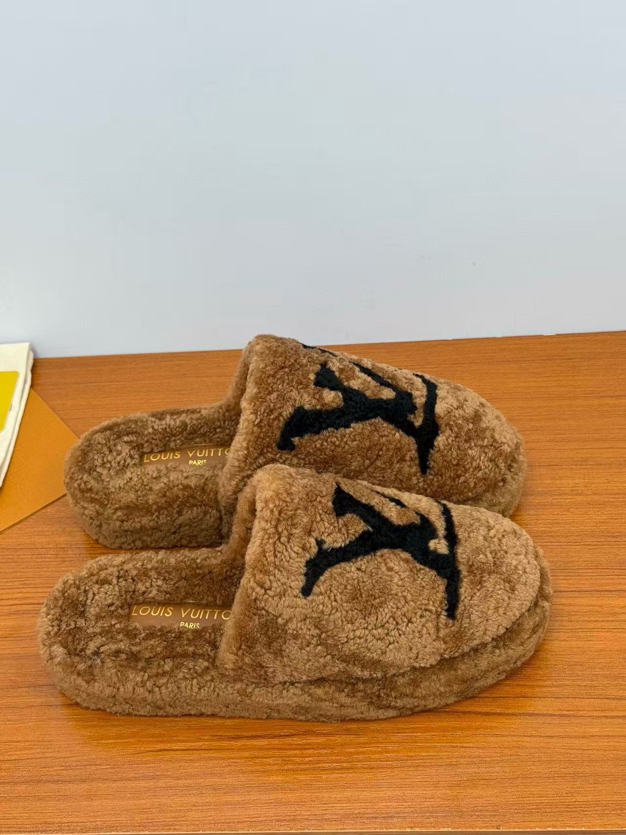 LVの高品質ラムウールスリッパ【50％割引+送料無料】