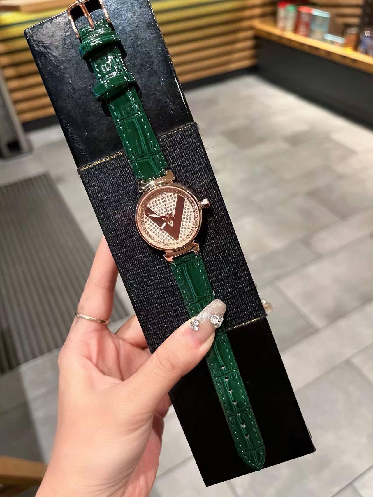 LVレザーベルトVレディース腕時計【50％割引+送料無料】