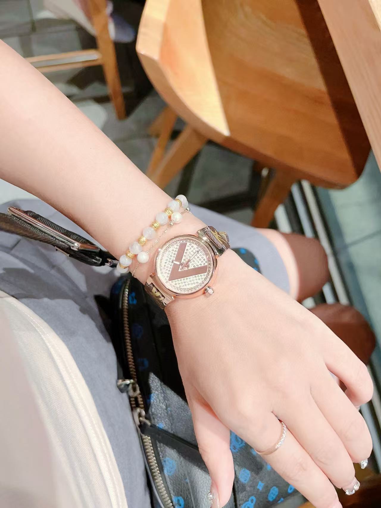 LVレザーベルトVレディース腕時計【50％割引+送料無料】