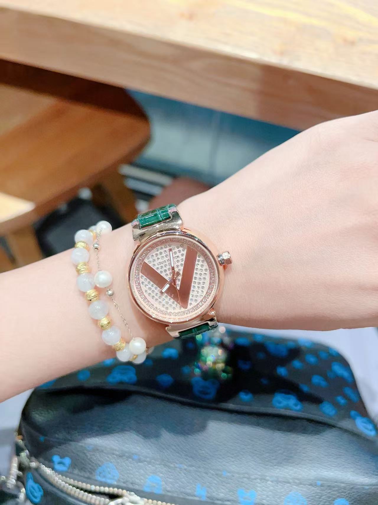 LVレザーベルトVレディース腕時計【50％割引+送料無料】