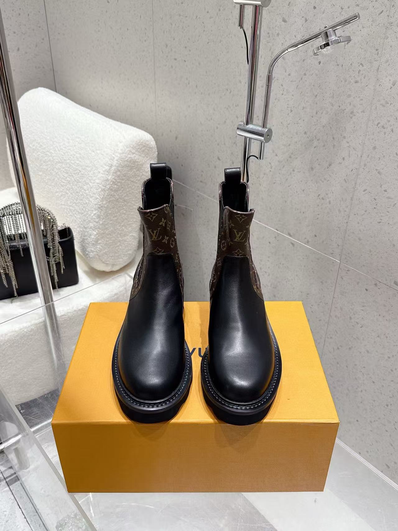 LVオールドフラワーレザーアンクルブーツ【50％割引+送料無料】