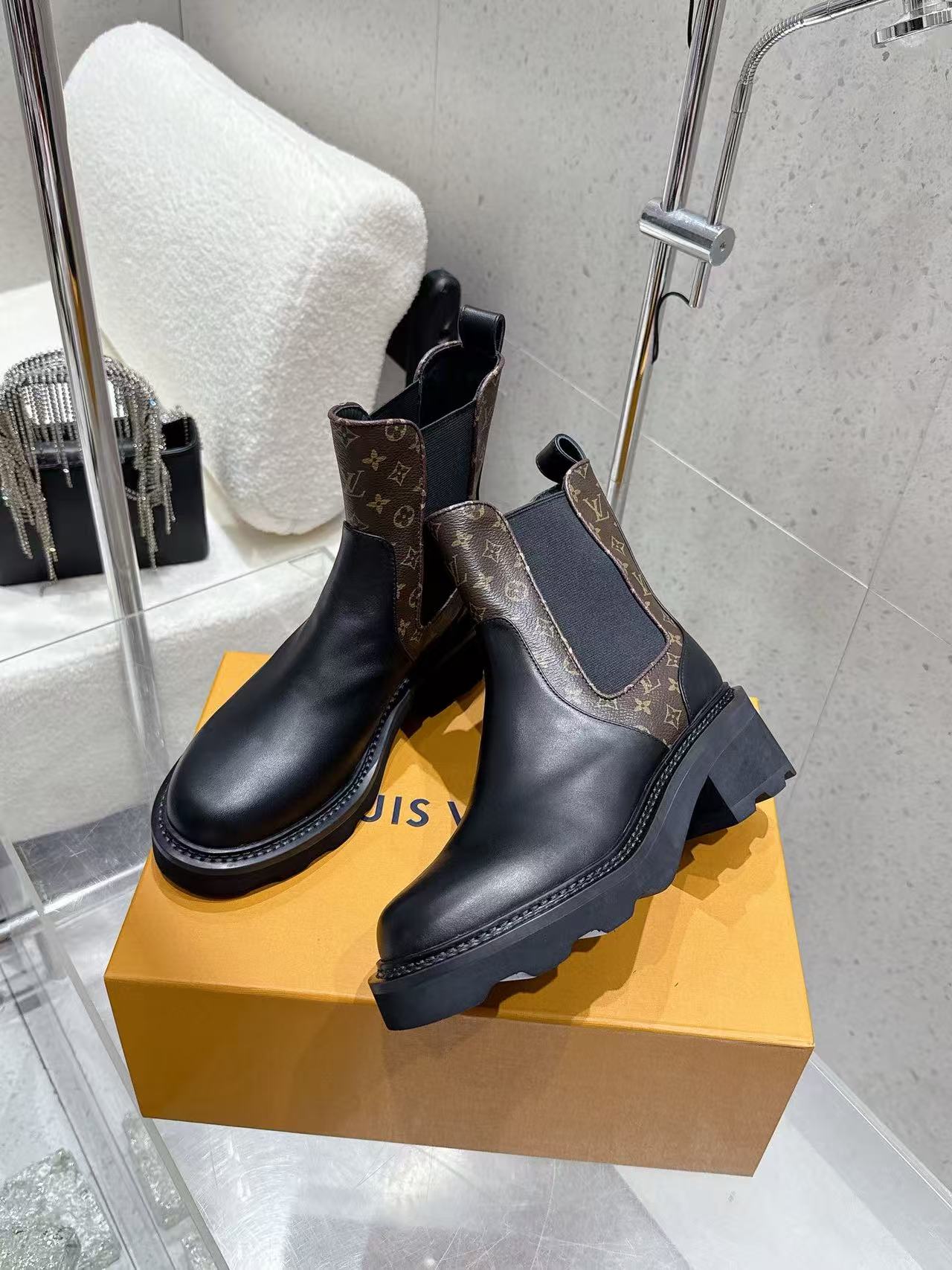 LVオールドフラワーレザーアンクルブーツ【50％割引+送料無料】