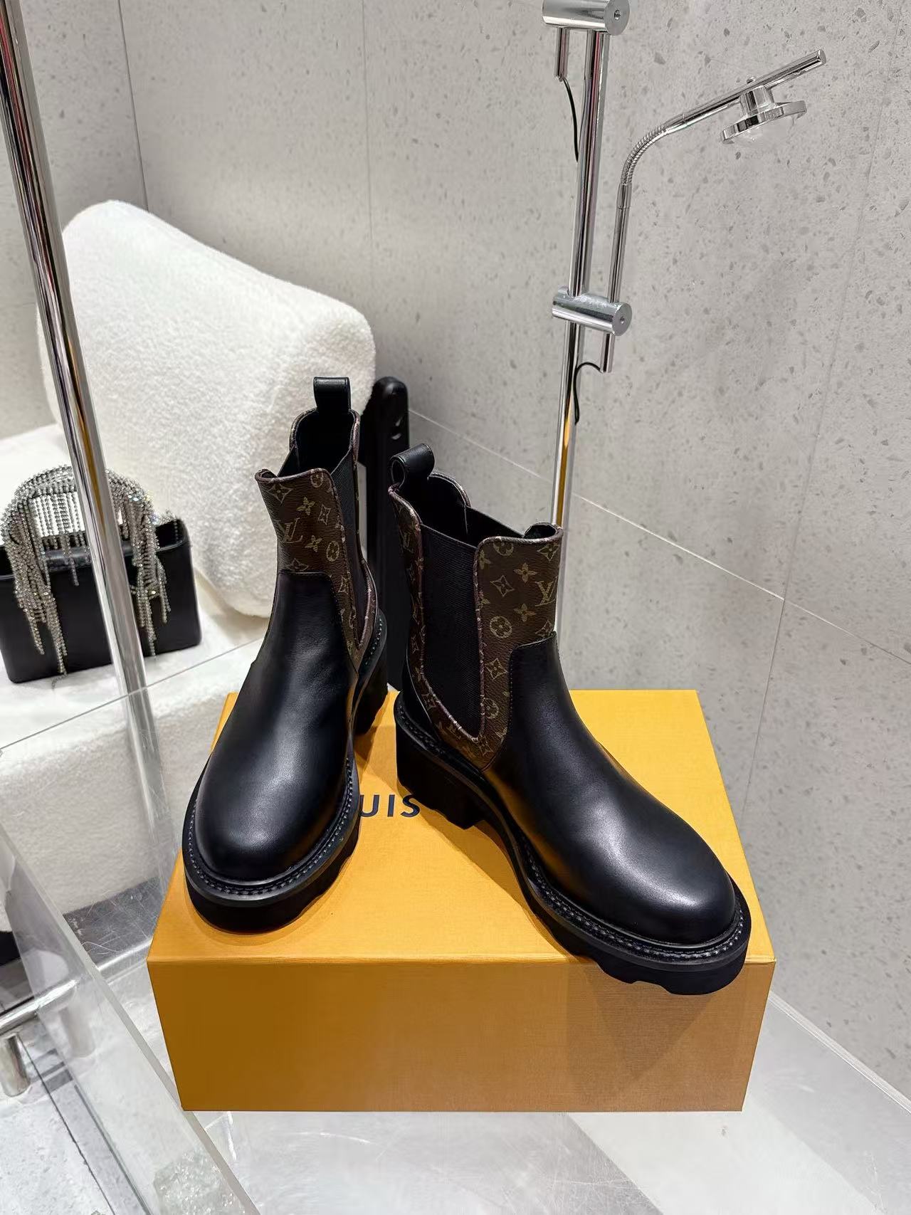 LVオールドフラワーレザーアンクルブーツ【50％割引+送料無料】