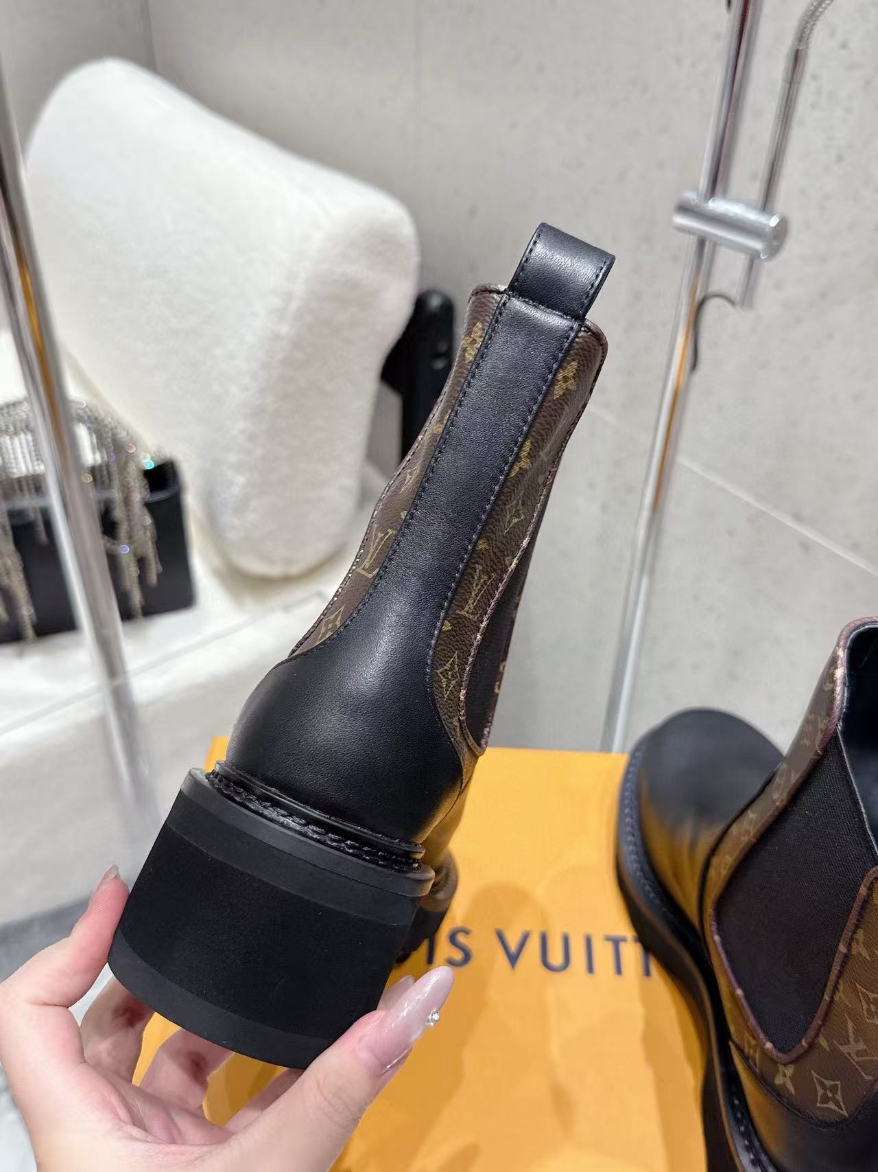 LVオールドフラワーレザーアンクルブーツ【50％割引+送料無料】