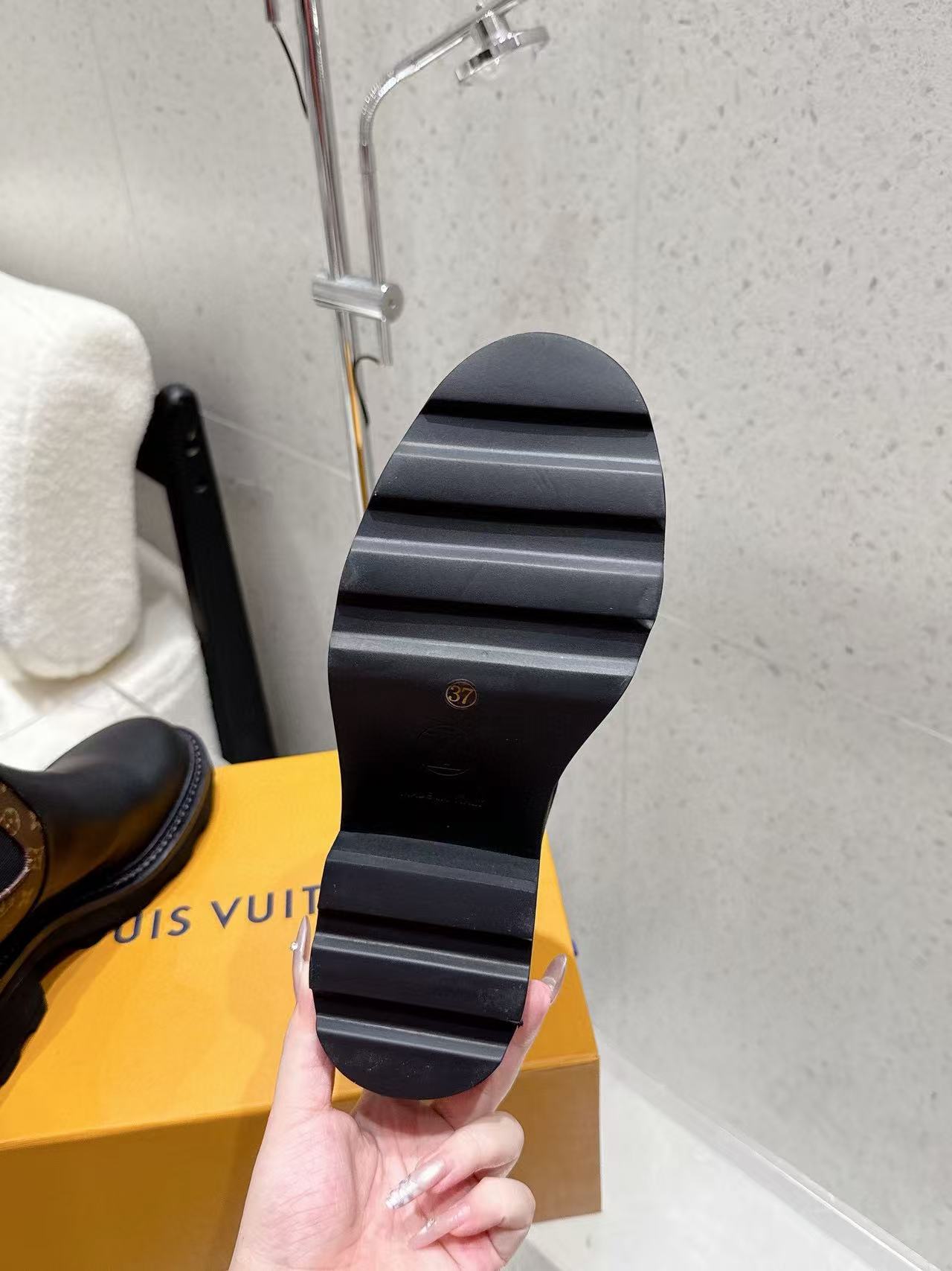 LVオールドフラワーレザーアンクルブーツ【50％割引+送料無料】