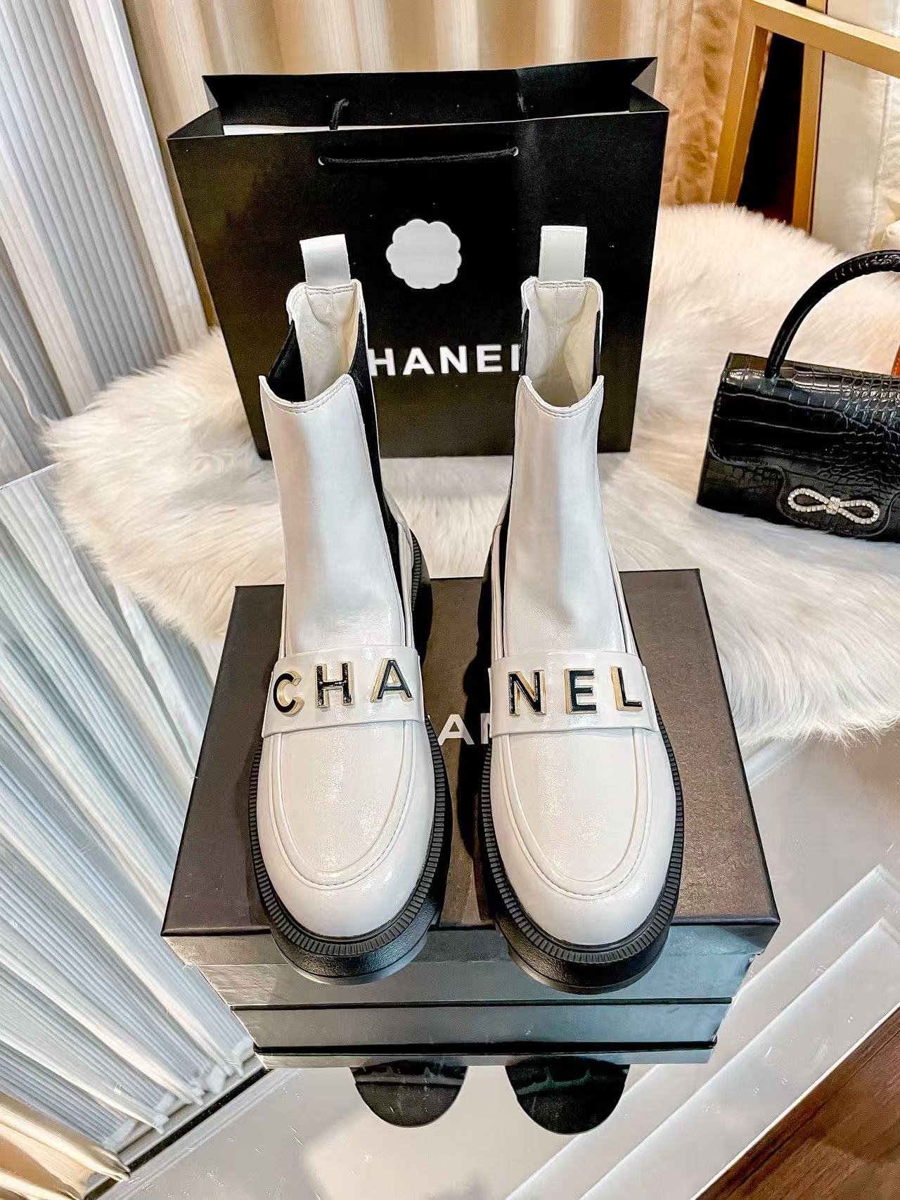 CHANE1 パテントレザーレタリングアンクルブーツ【50％割引+送料無料】