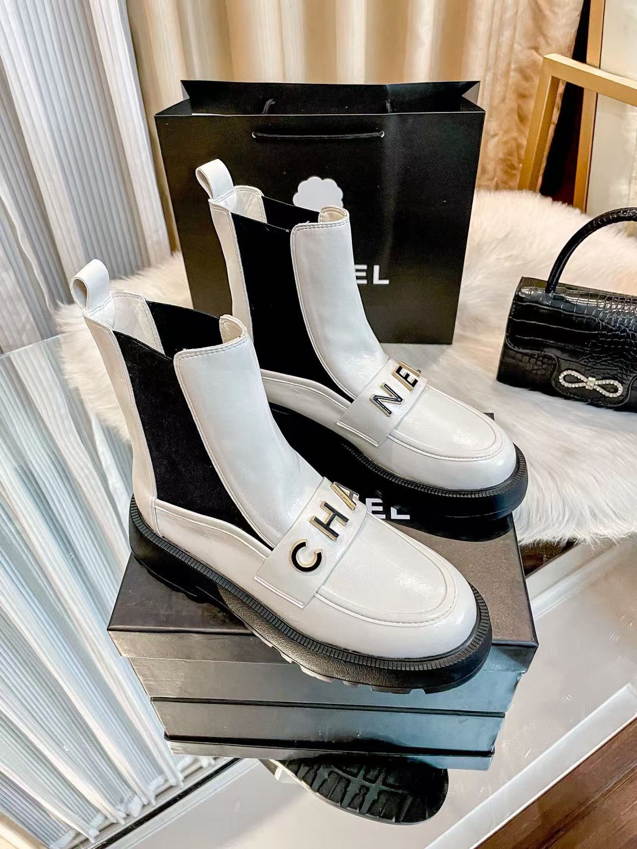 CHANE1 パテントレザーレタリングアンクルブーツ【50％割引+送料無料】