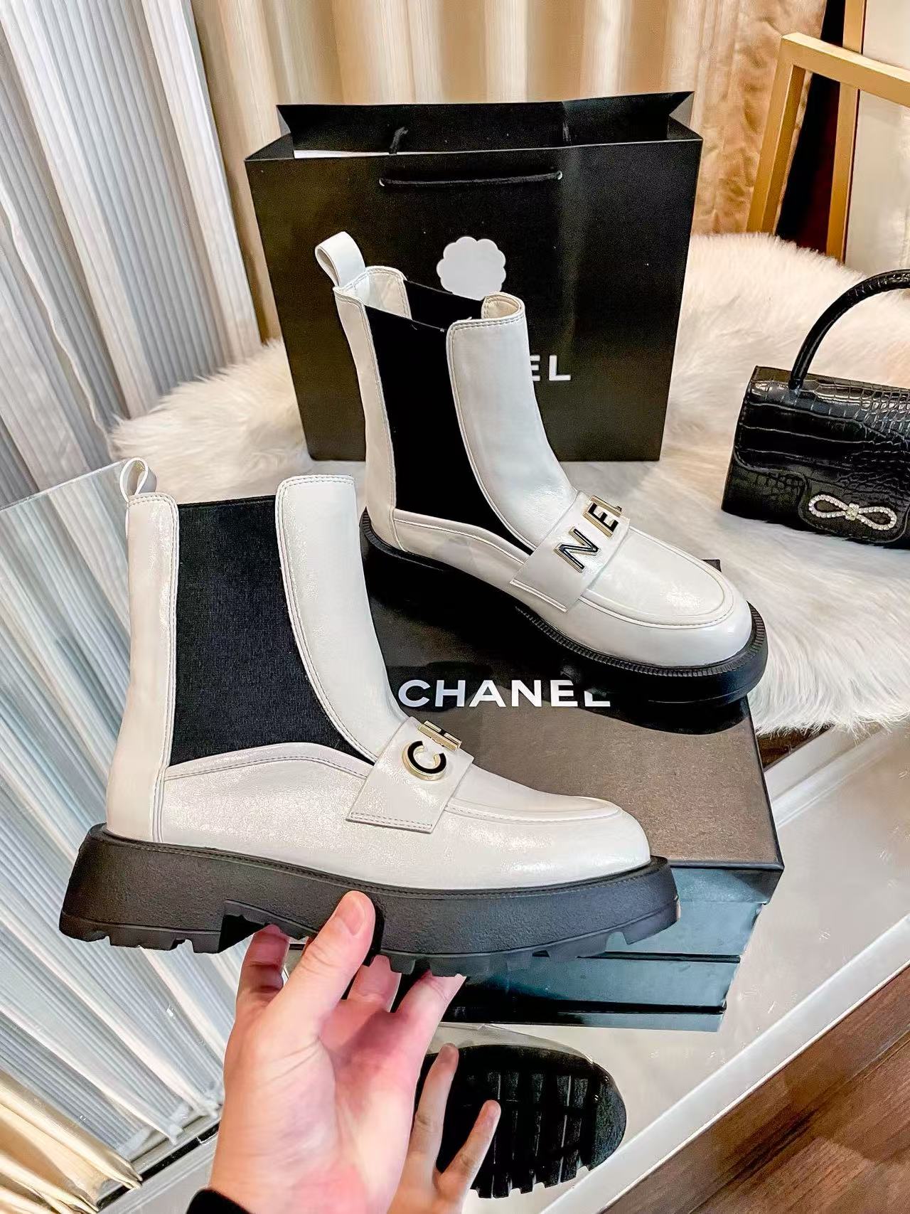 CHANE1 パテントレザーレタリングアンクルブーツ【50％割引+送料無料】