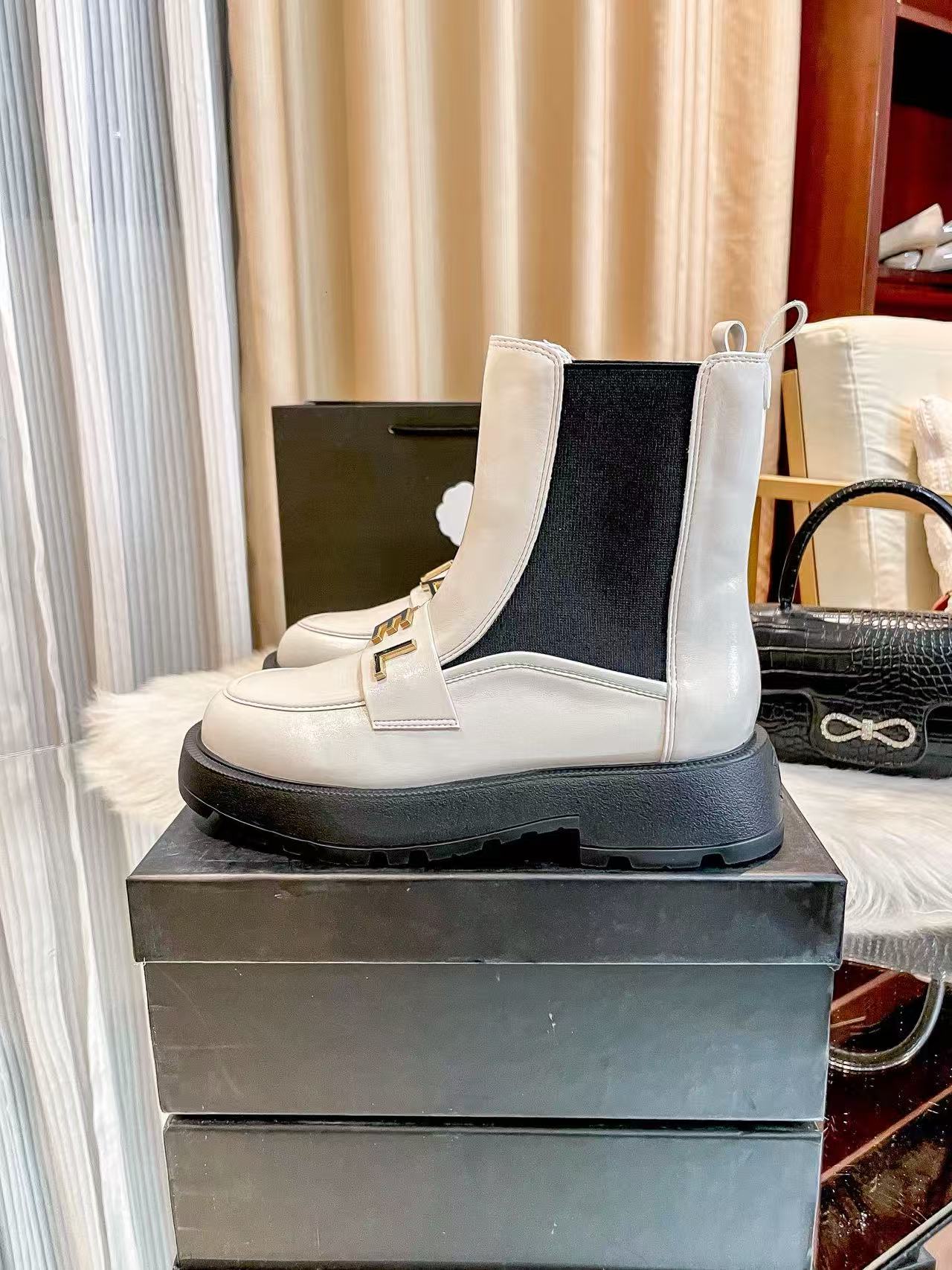 CHANE1 パテントレザーレタリングアンクルブーツ【50％割引+送料無料】