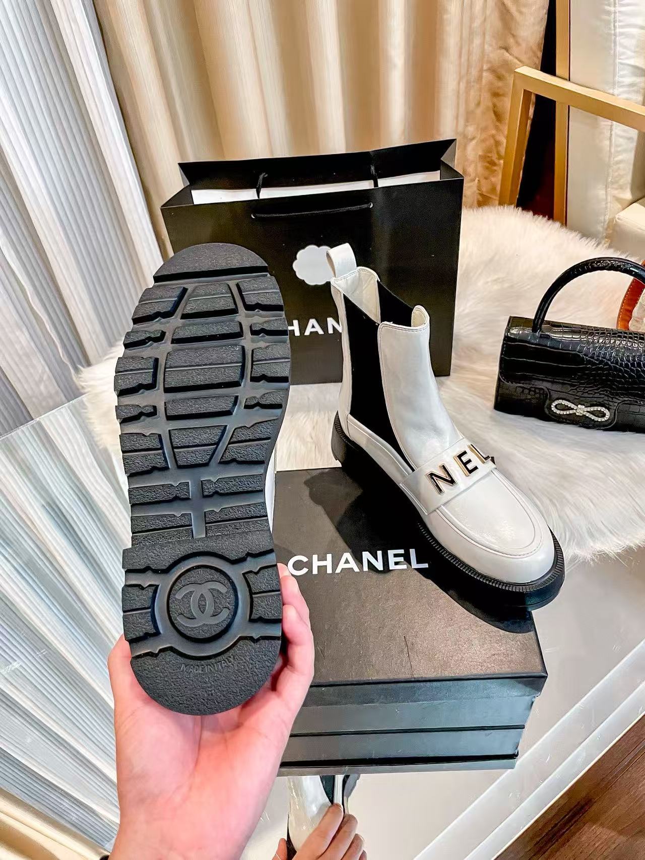 CHANE1 パテントレザーレタリングアンクルブーツ【50％割引+送料無料】