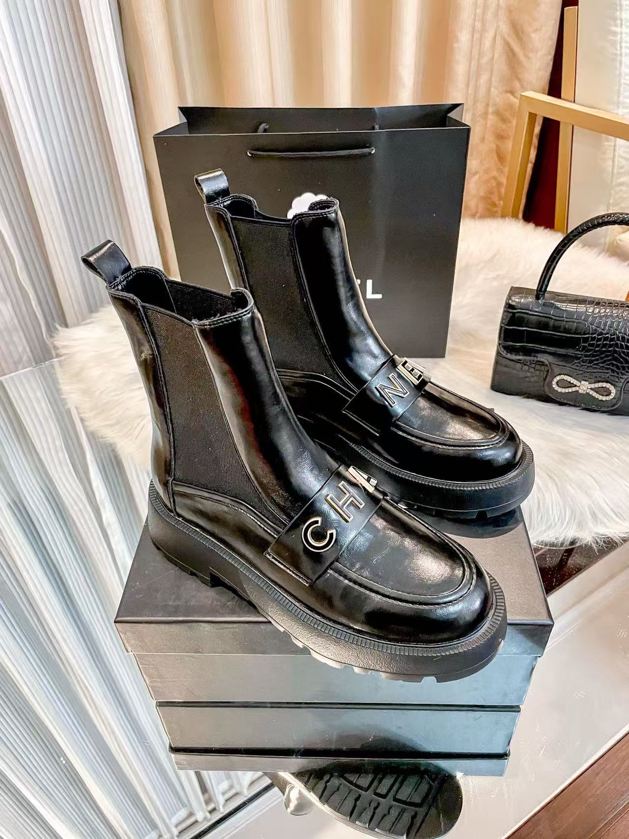 CHANE1 パテントレザーレタリングアンクルブーツ【50％割引+送料無料】