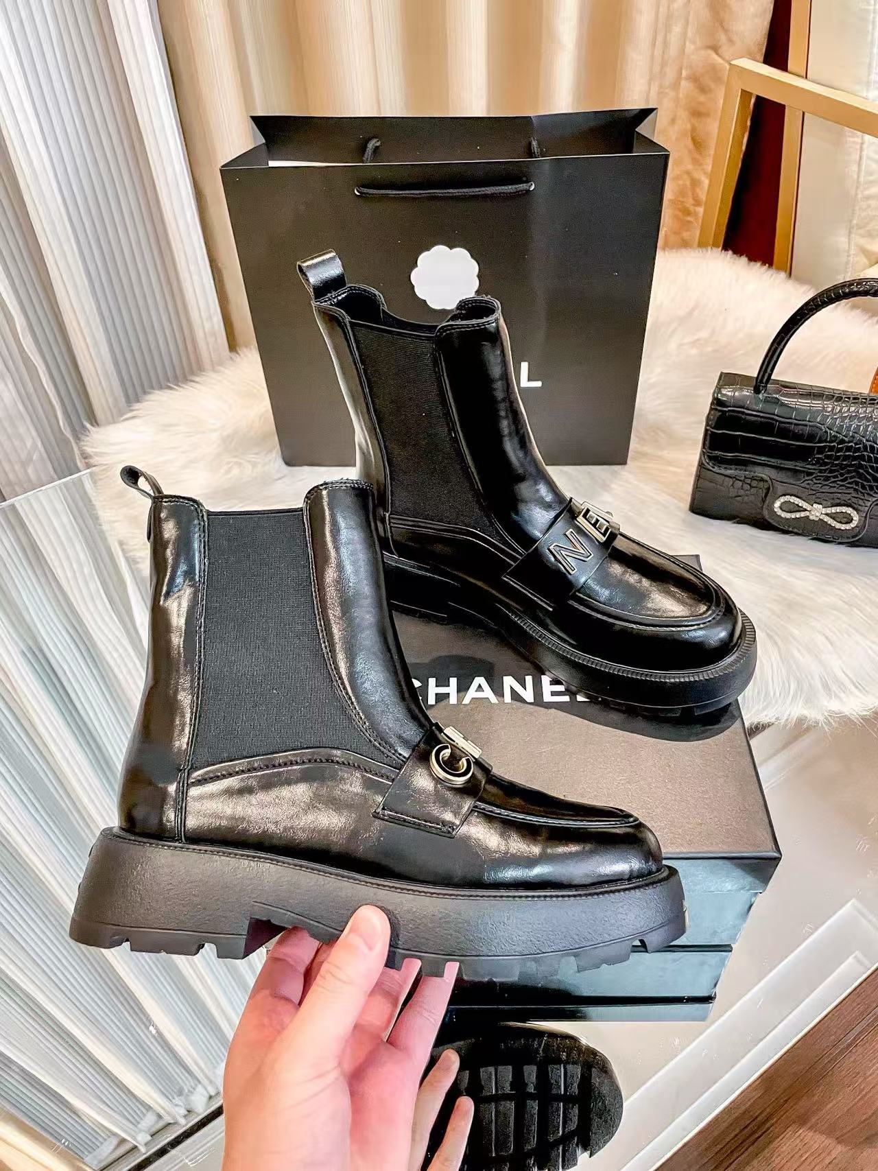 CHANE1 パテントレザーレタリングアンクルブーツ【50％割引+送料無料】