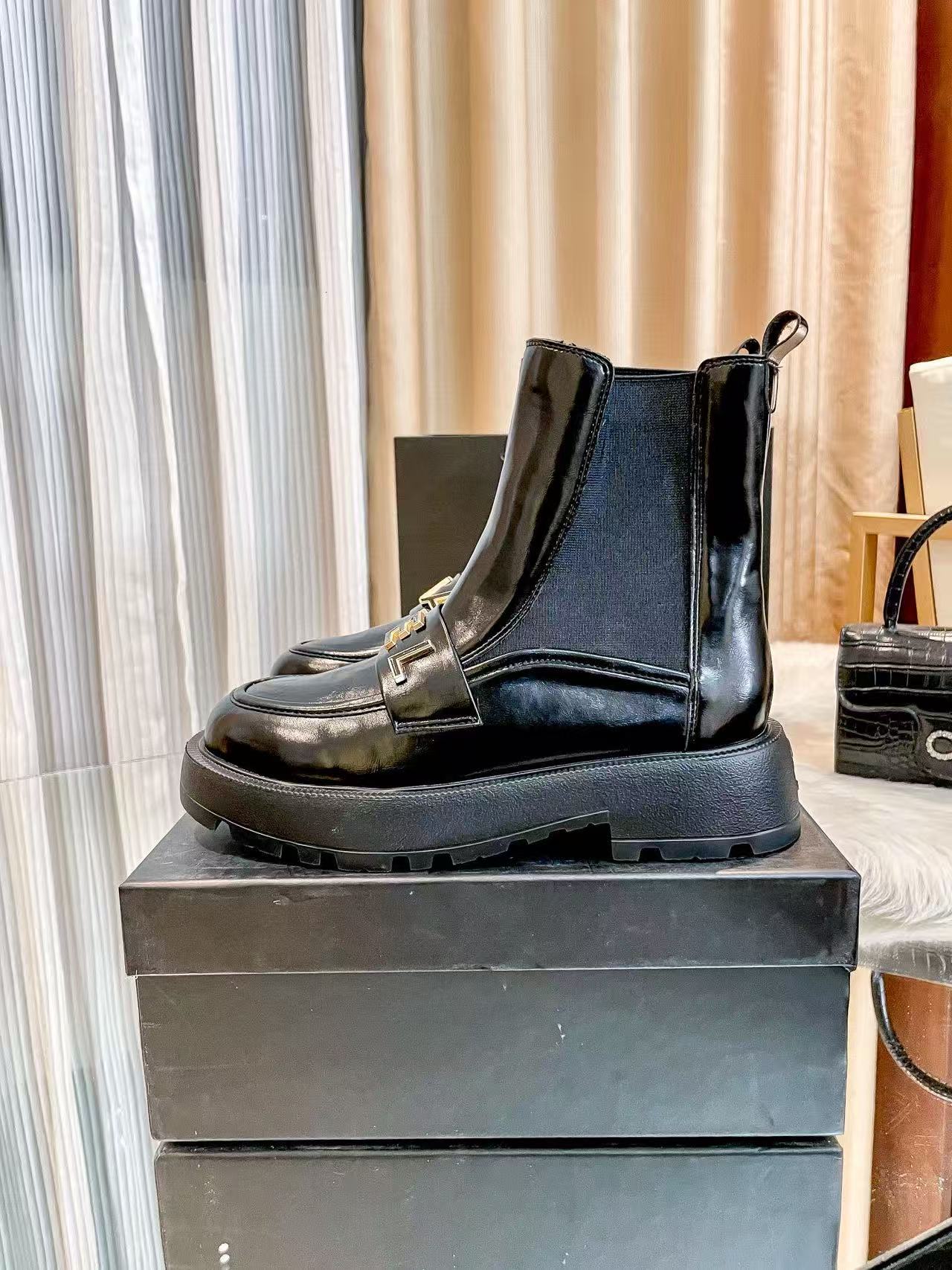 CHANE1 パテントレザーレタリングアンクルブーツ【50％割引+送料無料】