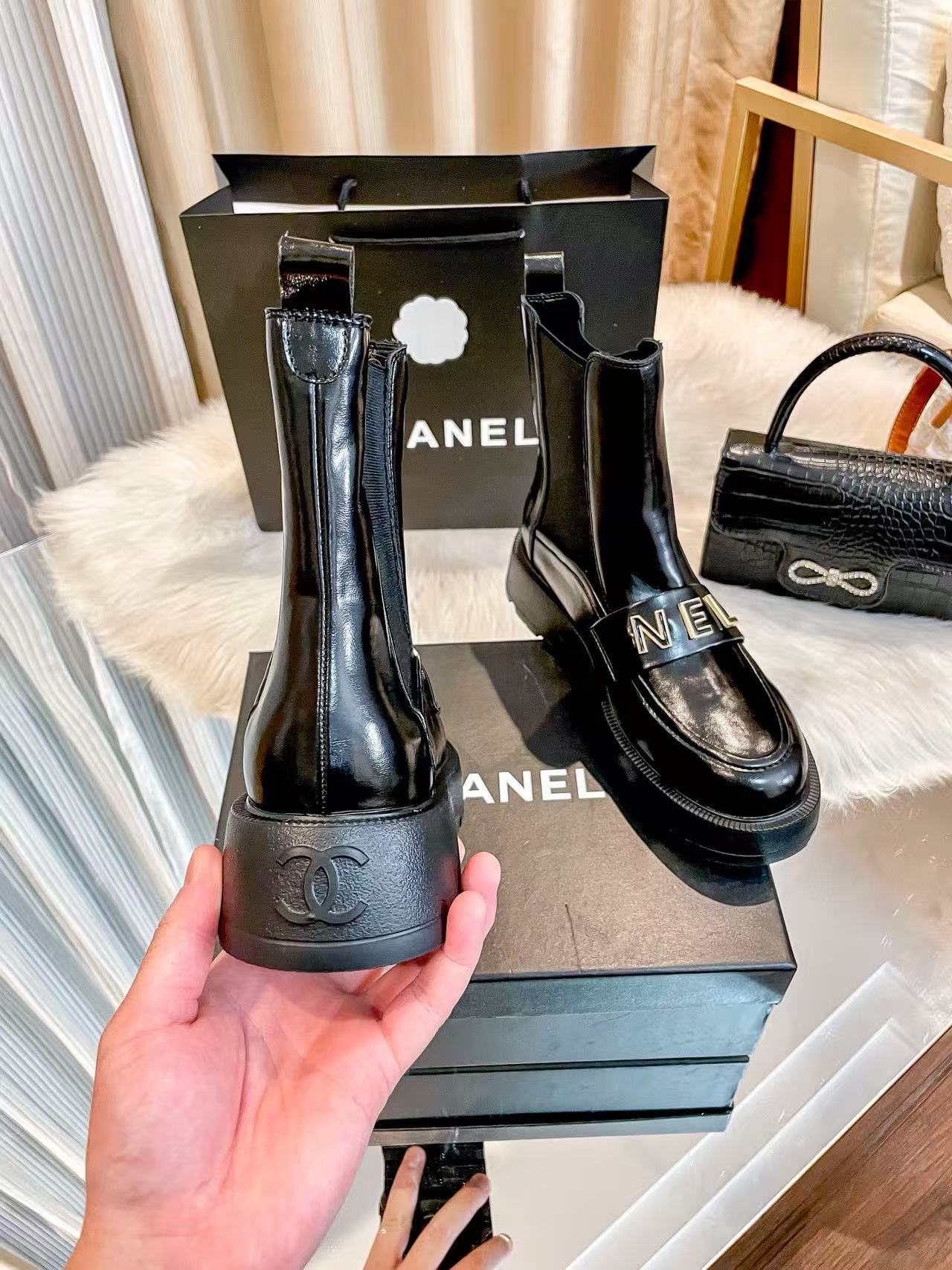 CHANE1 パテントレザーレタリングアンクルブーツ【50％割引+送料無料】