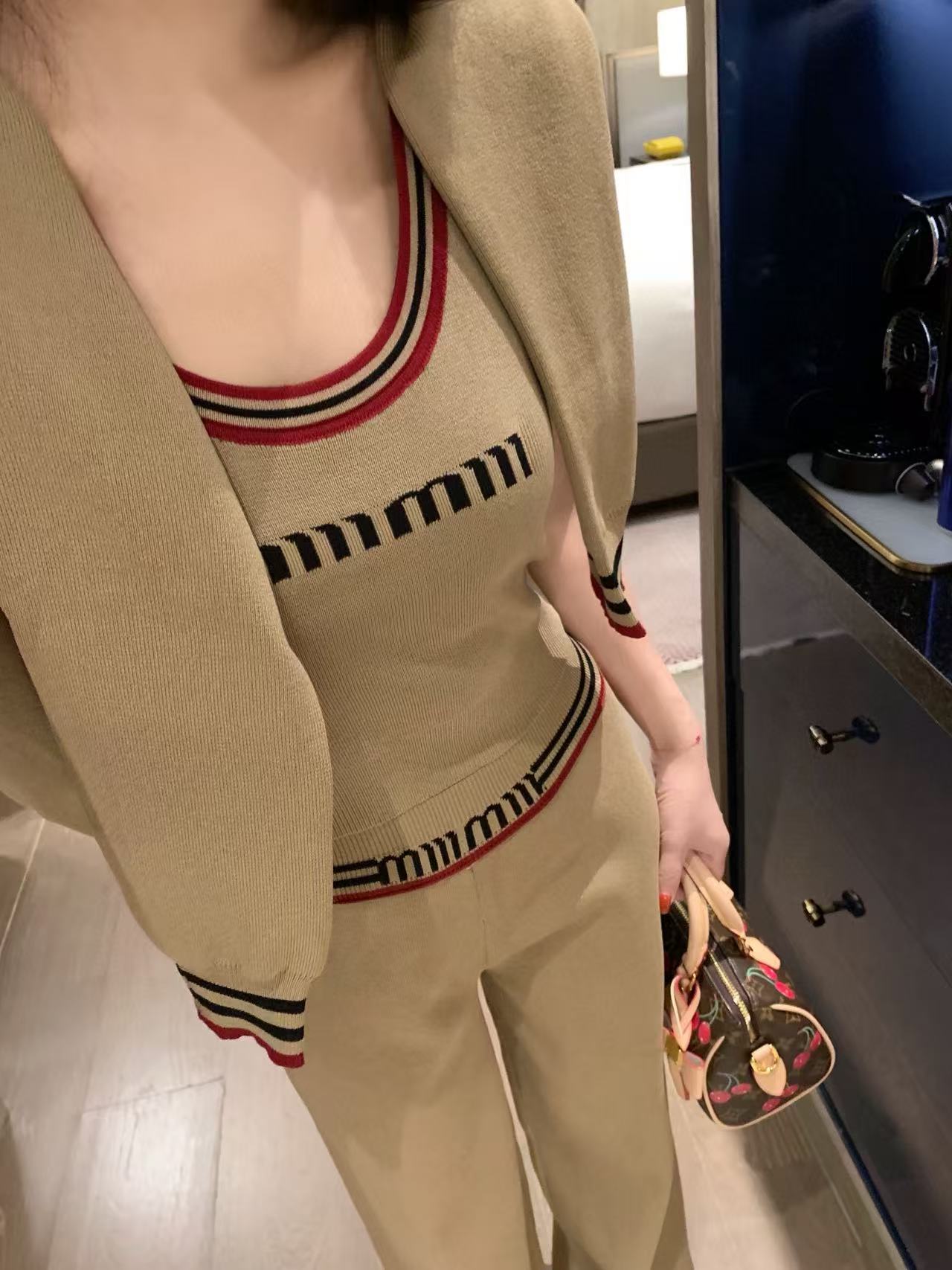 M1UM1U ニットスリーピーススーツ【50％割引+送料無料】