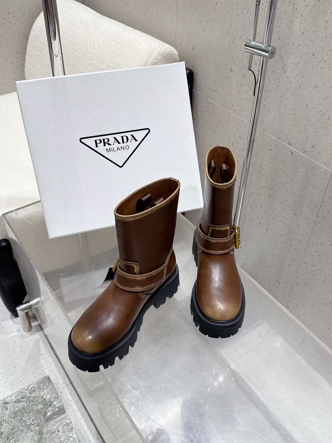 PR4DA 高品質レザー トライアングルロゴ アンクルブーツ【50％割引+送料無料】