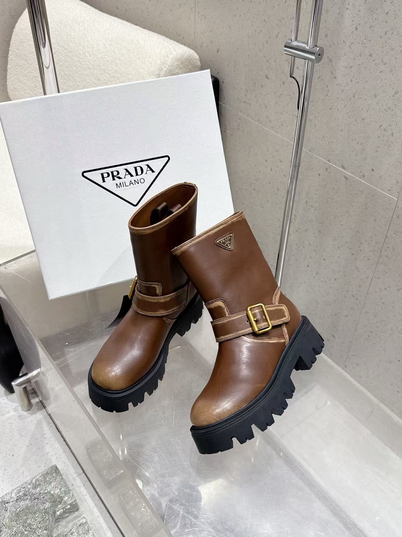 PR4DA 高品質レザー トライアングルロゴ アンクルブーツ【50％割引+送料無料】