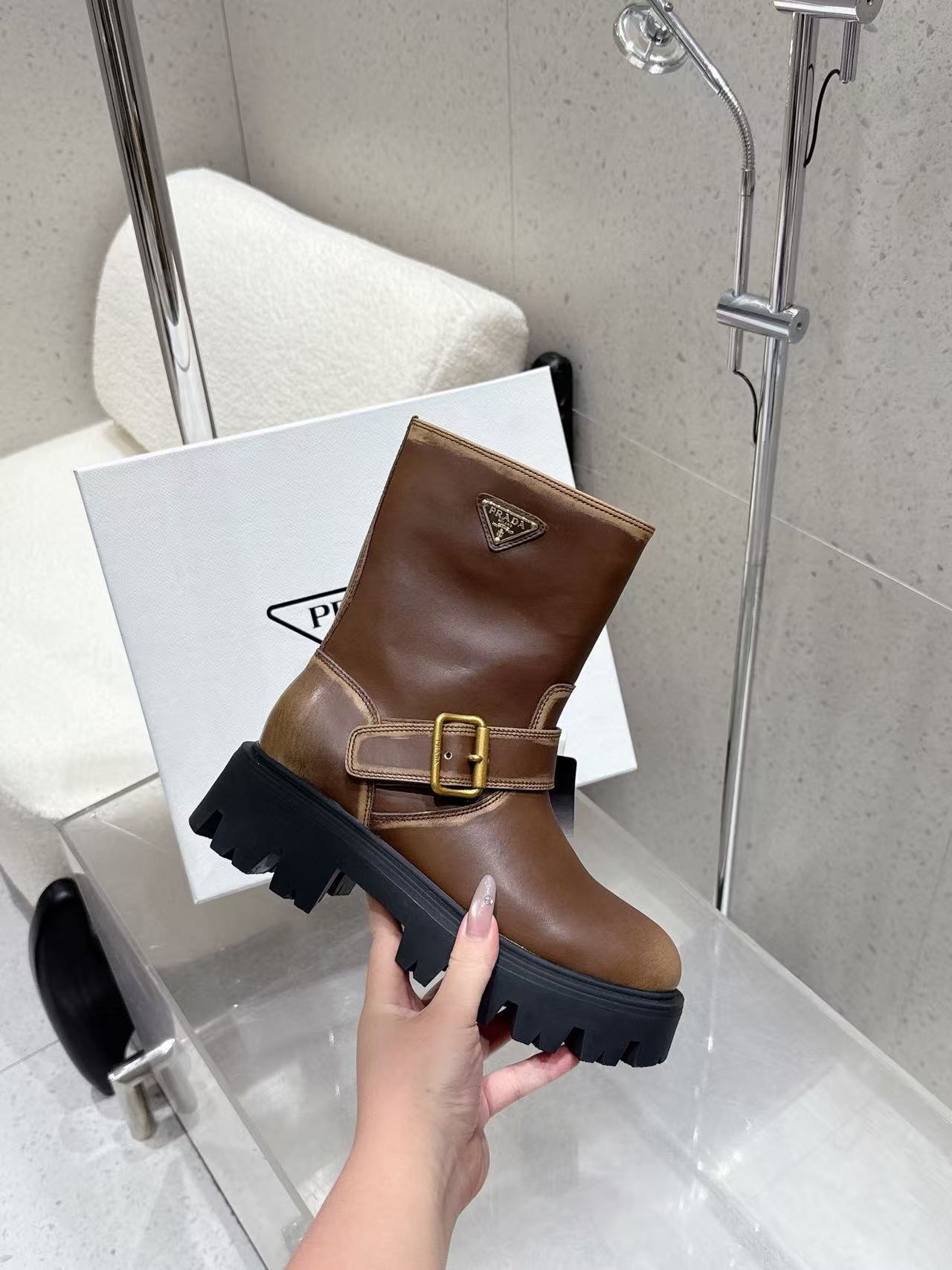 PR4DA 高品質レザー トライアングルロゴ アンクルブーツ【50％割引+送料無料】