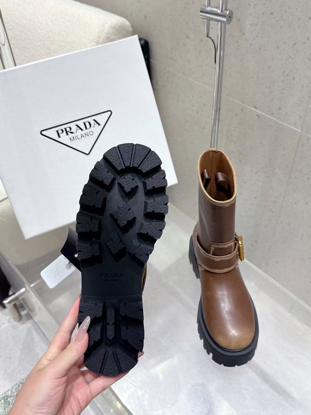 PR4DA 高品質レザー トライアングルロゴ アンクルブーツ【50％割引+送料無料】