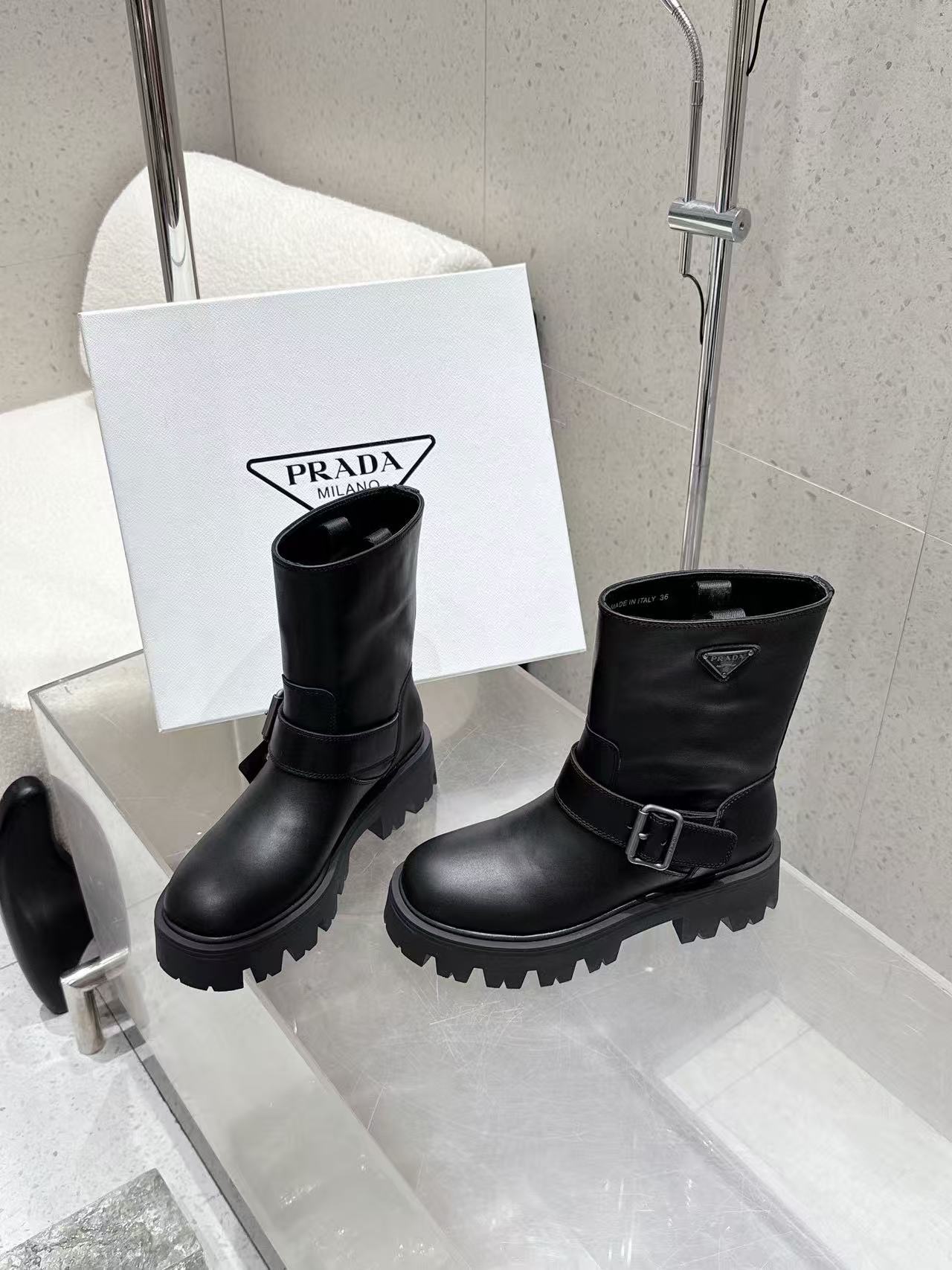 PR4DA 高品質レザー トライアングルロゴ アンクルブーツ【50％割引+送料無料】