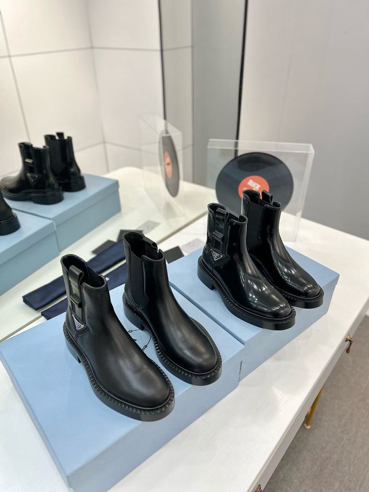 PR4DAの高品質トライアングルロゴアンクルブーツ【50％割引+送料無料】