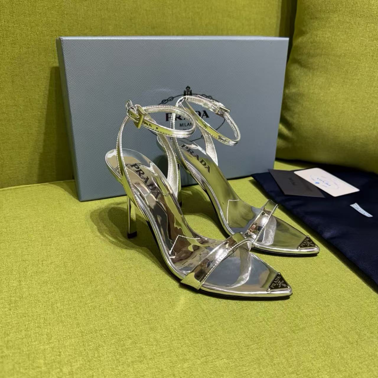 PR4DAの高品質メタリックレザーサンダル【50％割引+送料無料】