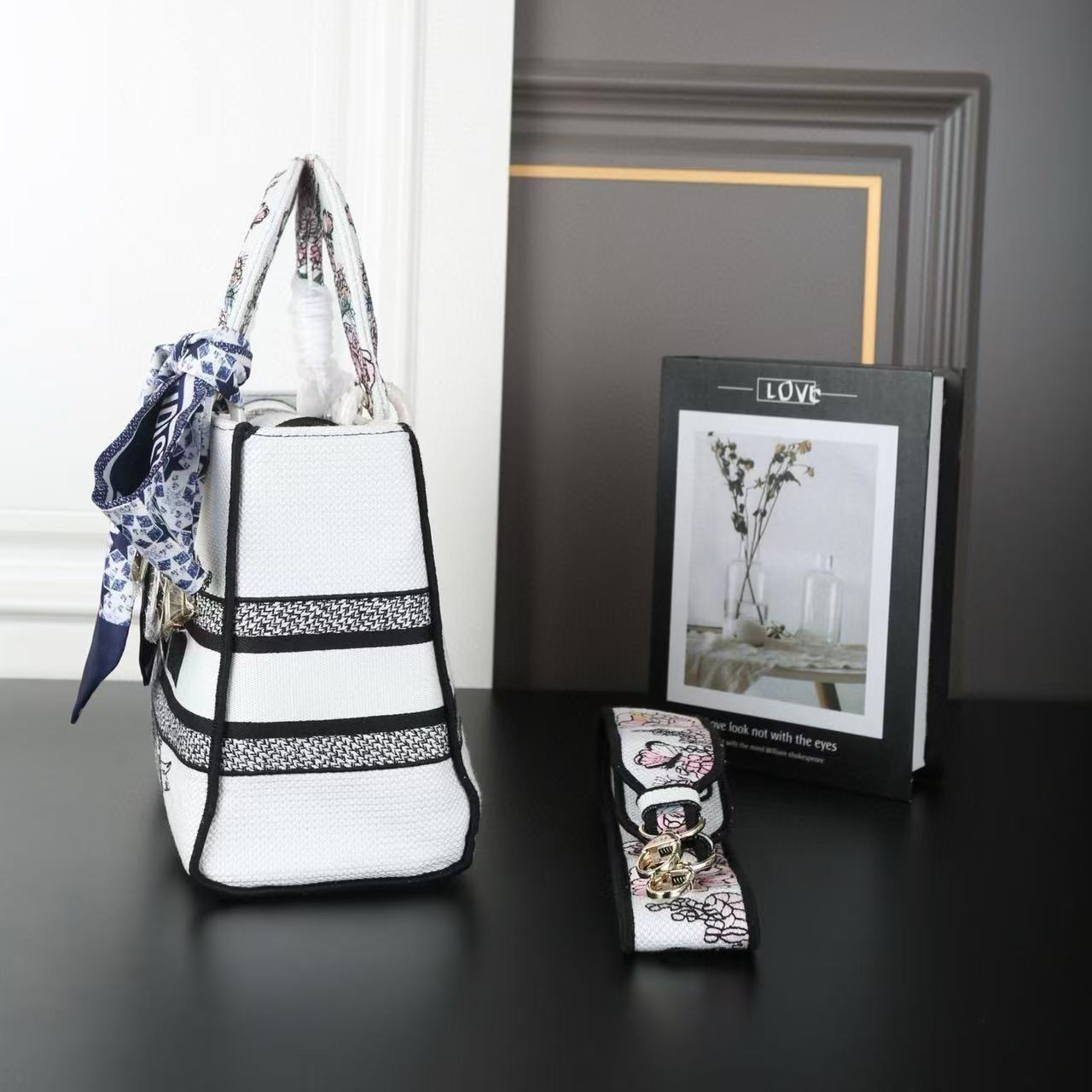 DI0R Laby刺繍入りハンドバッグ【50％割引+送料無料】