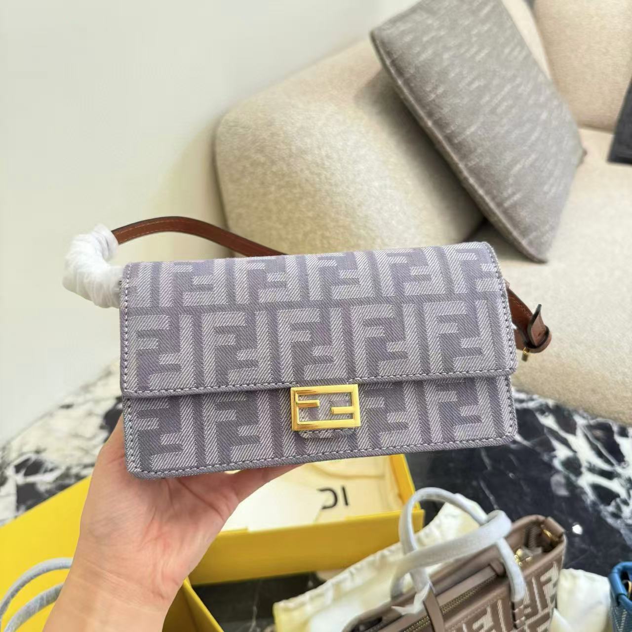 FEND1 チェーン アンダーアームバッグ【50％割引+送料無料】