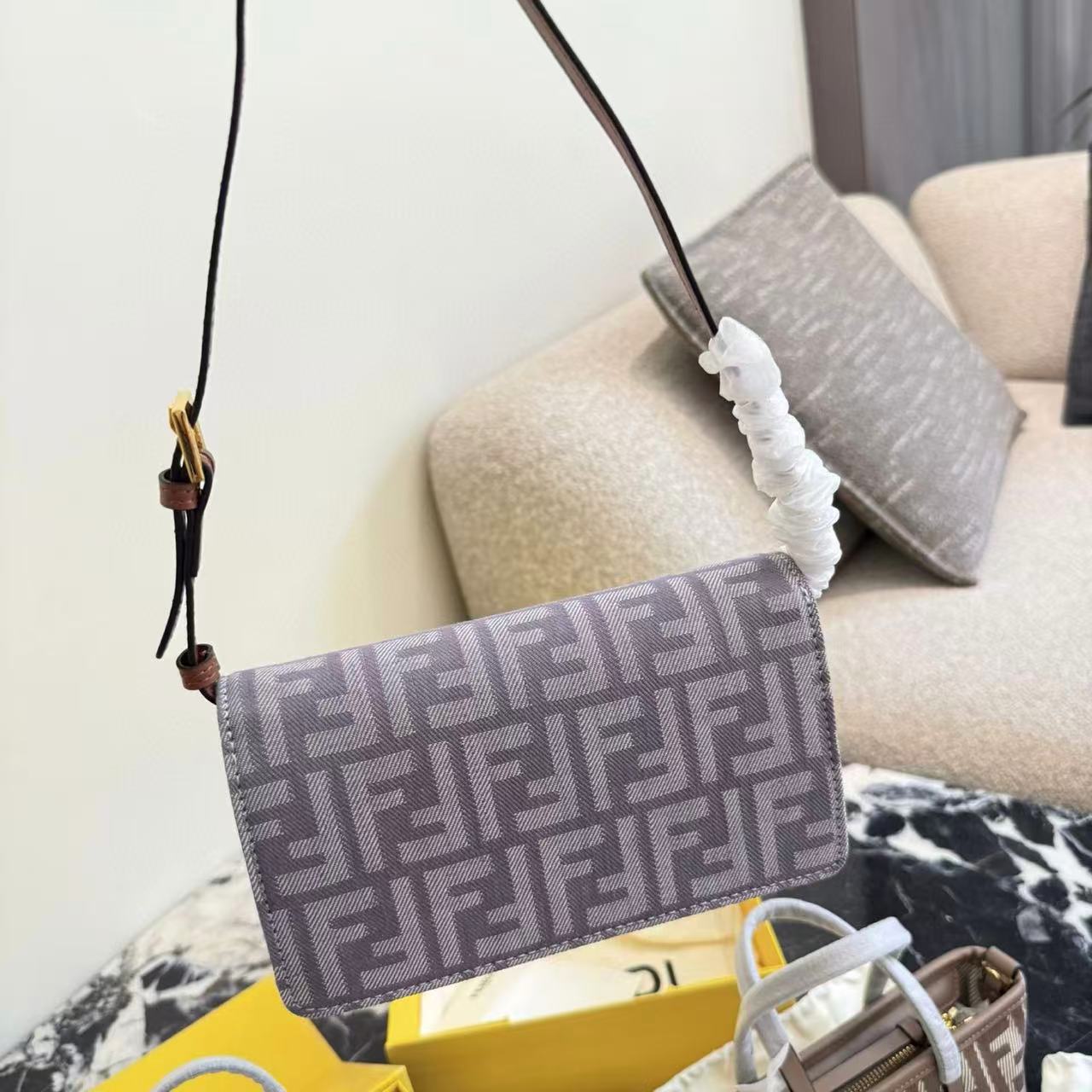 FEND1 チェーン アンダーアームバッグ【50％割引+送料無料】