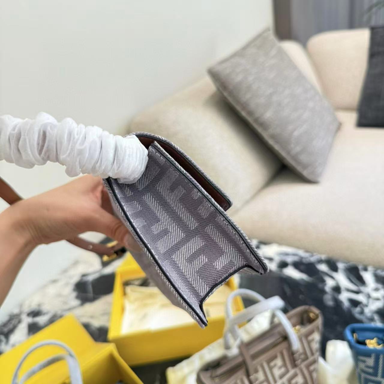 FEND1 チェーン アンダーアームバッグ【50％割引+送料無料】