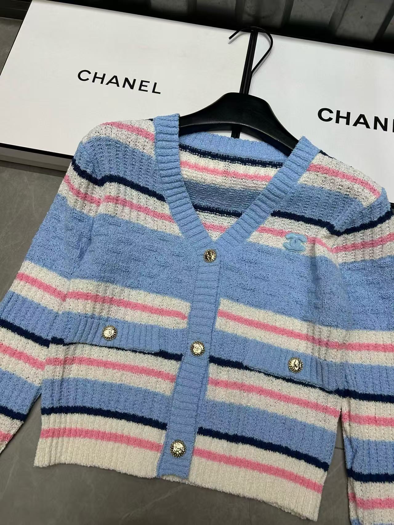 CHANE1 メタルボタン付きVネックカーディガン【50％割引+送料無料】