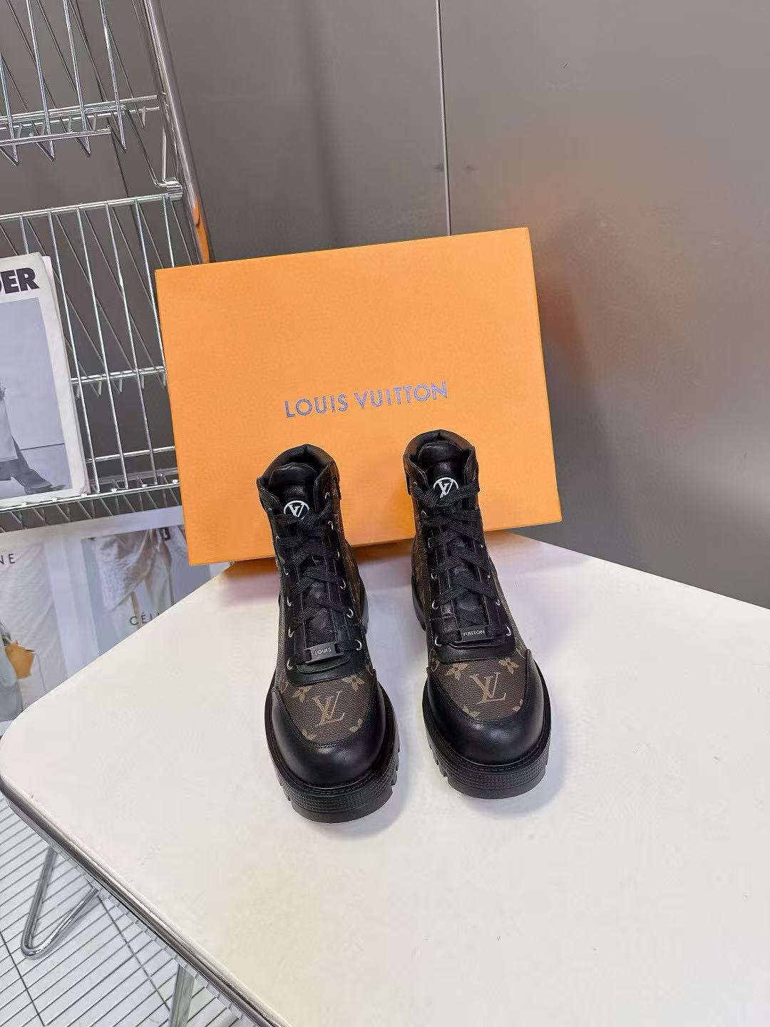 LVの高品質マーティンブーツ【50％割引+送料無料】