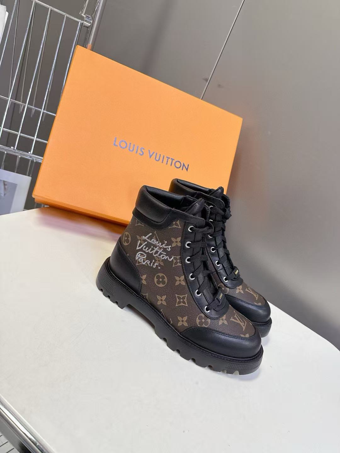 LVの高品質マーティンブーツ【50％割引+送料無料】
