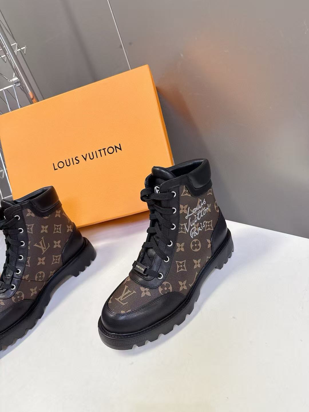 LVの高品質マーティンブーツ【50％割引+送料無料】
