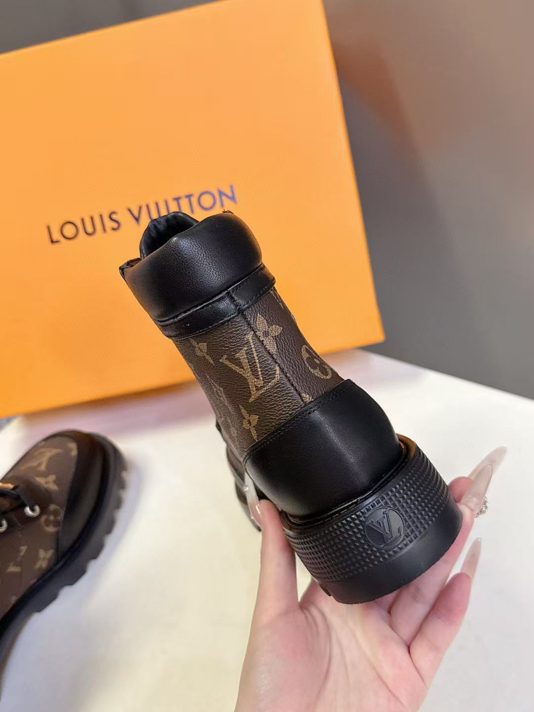 LVの高品質マーティンブーツ【50％割引+送料無料】