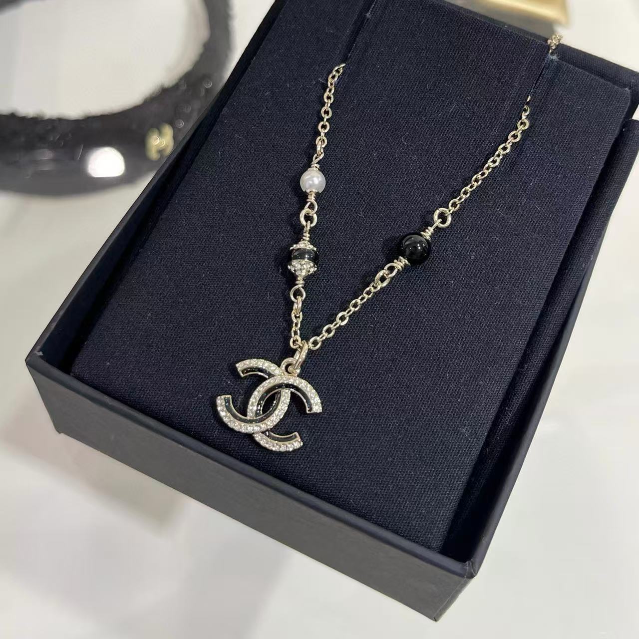 CHANE1 ブラックエナメル ダブルCパールネックレス【50％割引+送料無料】