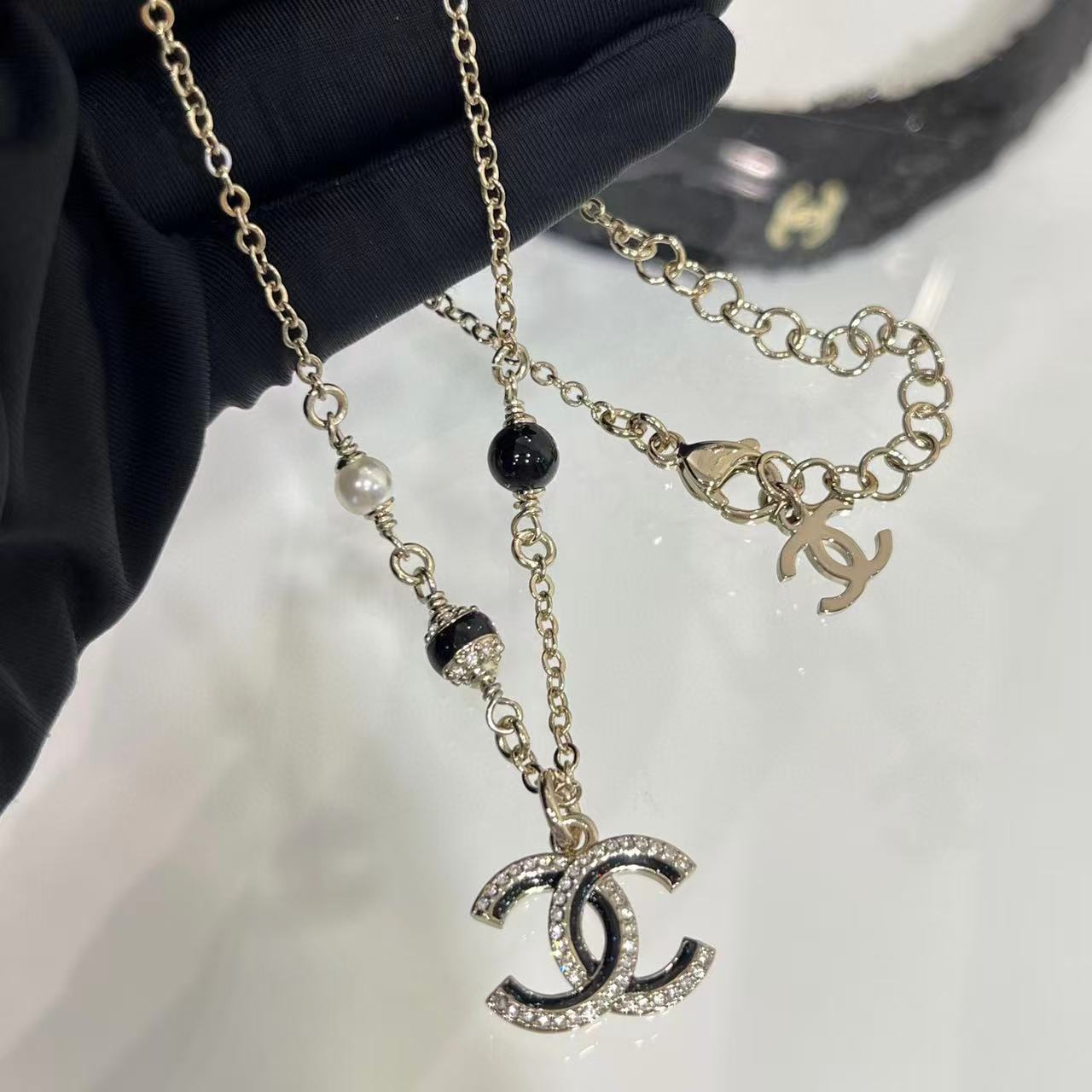 CHANE1 ブラックエナメル ダブルCパールネックレス【50％割引+送料無料】