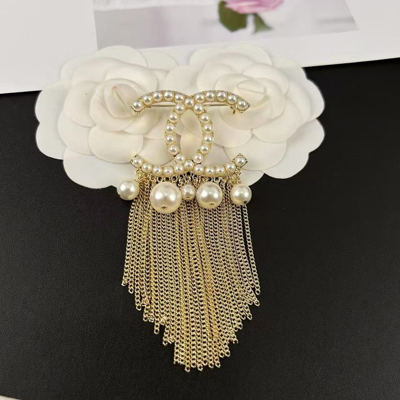 CHANE1 ダブルC パールタッセルブローチ【50％割引+送料無料】