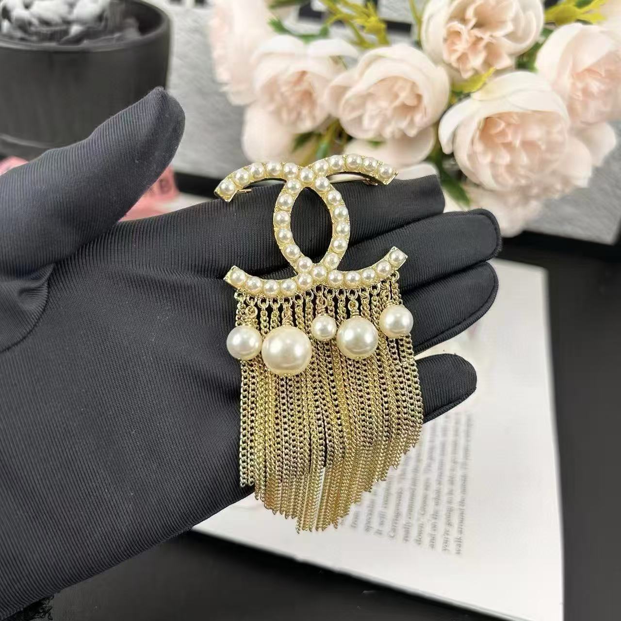 CHANE1 ダブルC パールタッセルブローチ【50％割引+送料無料】