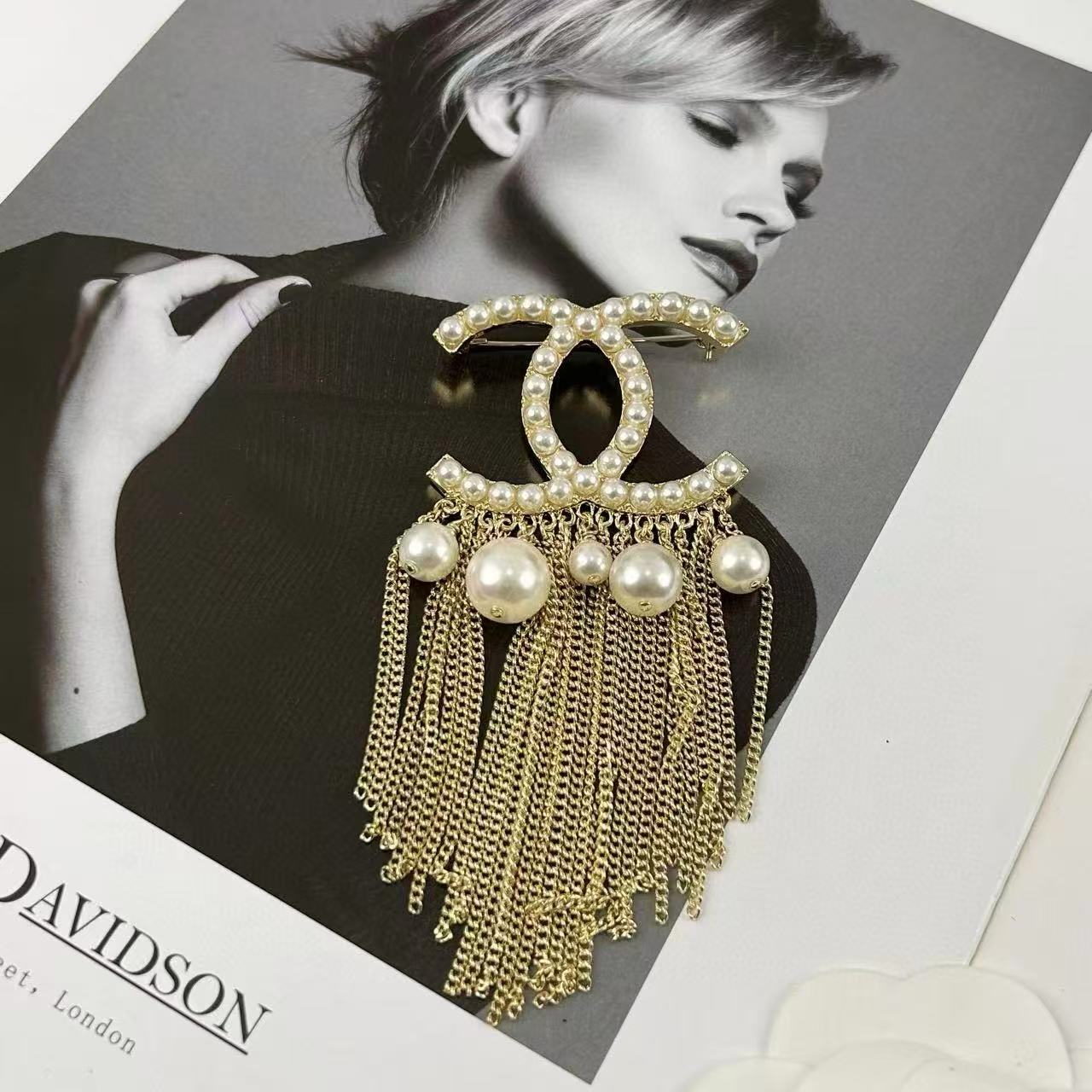 CHANE1 ダブルC パールタッセルブローチ【50％割引+送料無料】